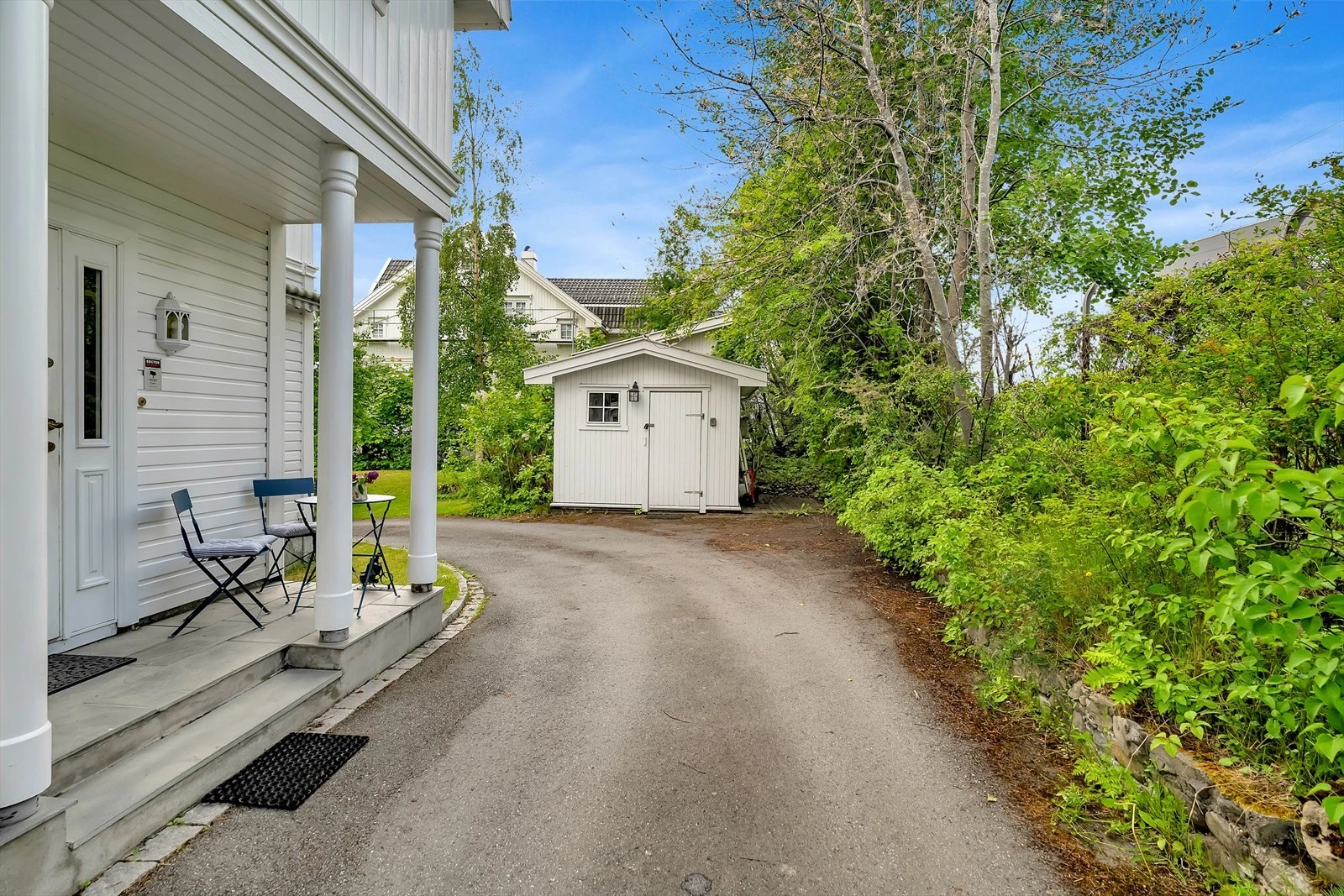 I bakkant av boligen er det praktisk uthus med masse langringsplass. Galleribilde