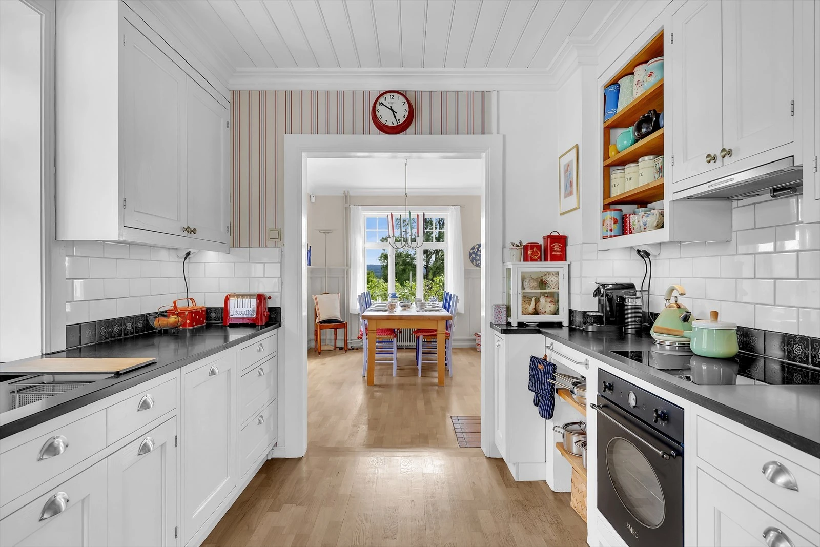 Kjøkkenet har integrert komfyr, steketopp, kjøleskap og oppvaskmaskin. Galleribilde