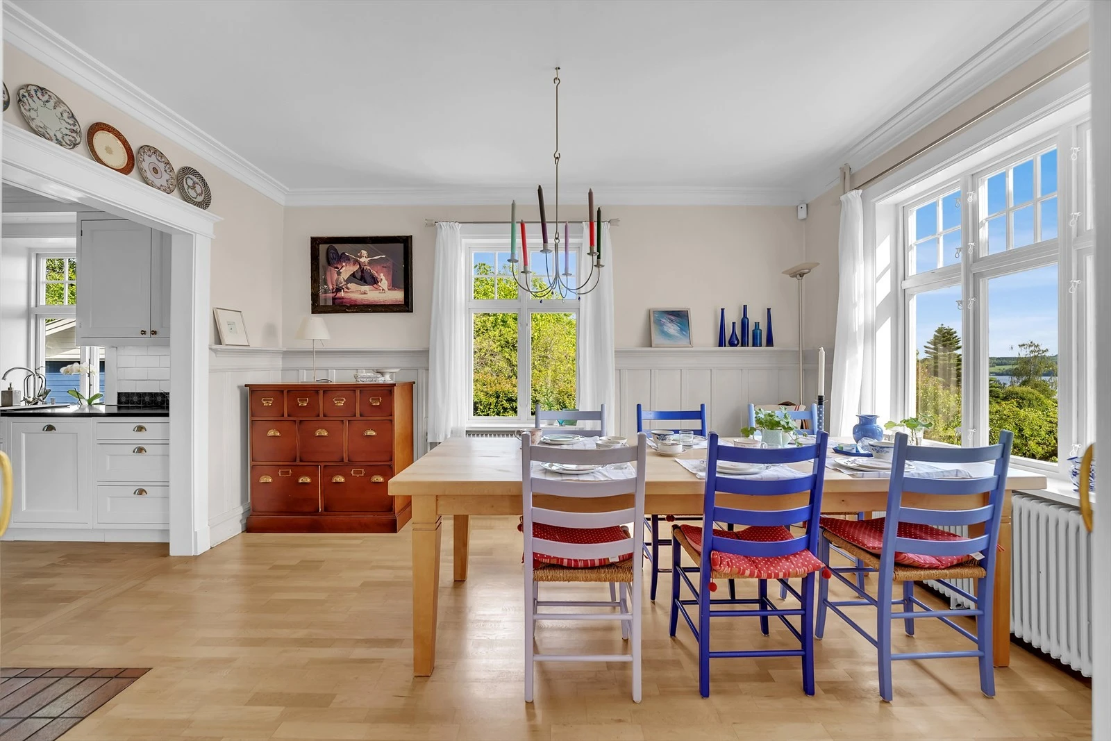 Spisestuen ligger fint plassert i tilknytning til kjøkkenet. Galleribilde