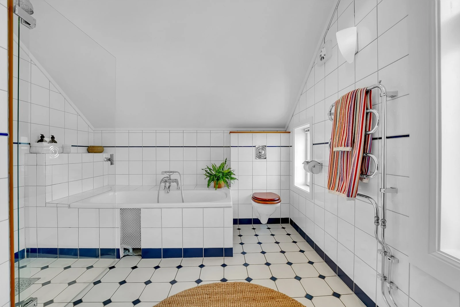 Badet har dobbel servant, wc, badekar og dusj. Galleribilde