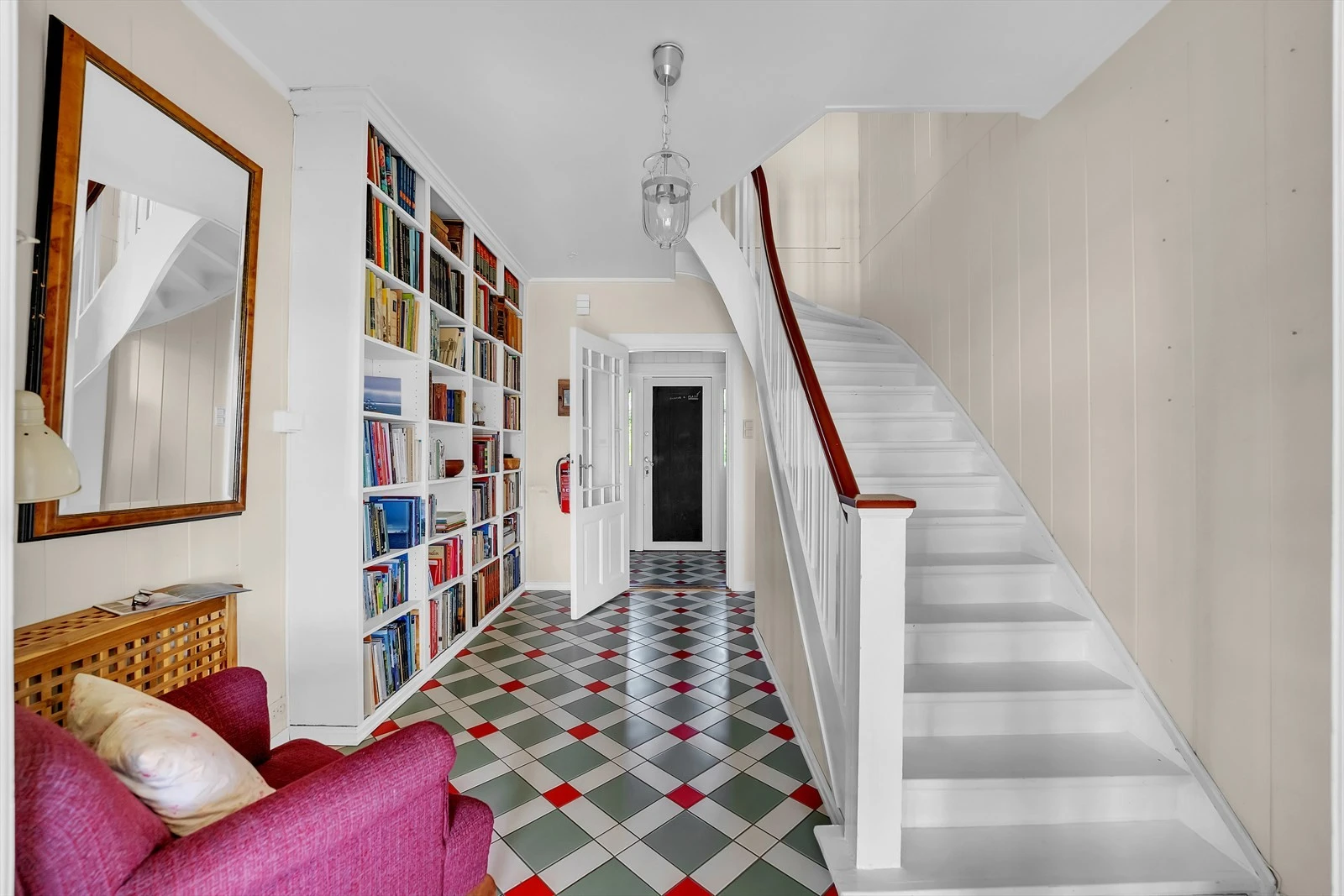 Trapperom/gang i 1. etasje. Galleribilde