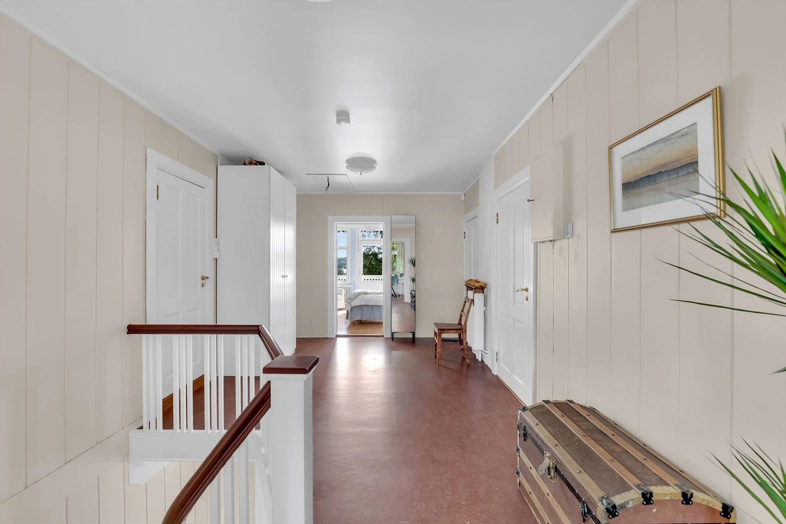 2. etasje har hele 5 soverom og et romslig bad. Galleribilde