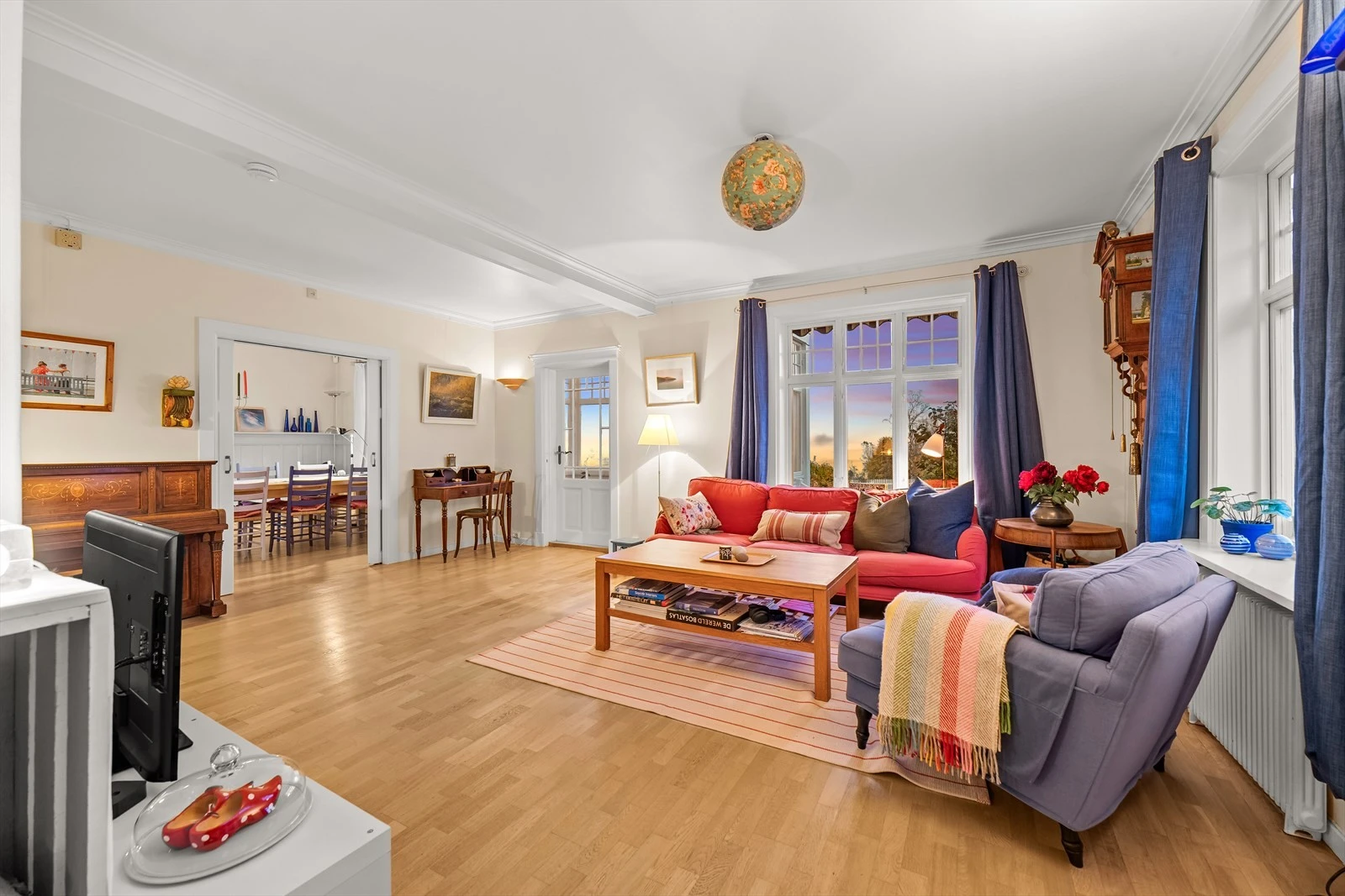 I boligens 1. etasje finner du de sosiale oppholdsrommene, stuer og kjøkken samt en flott vinterhage. Galleribilde