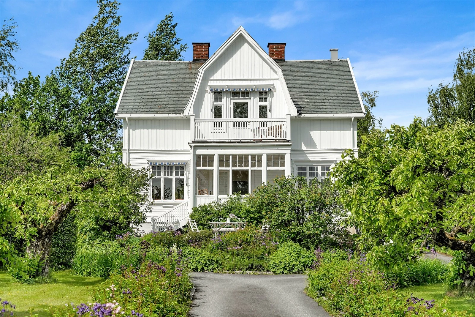 Eiendommen er vakkert opparbeidet og det er flere soner rundt om i hagen hvor man kan nyte lange sommerkvelder. Galleribilde