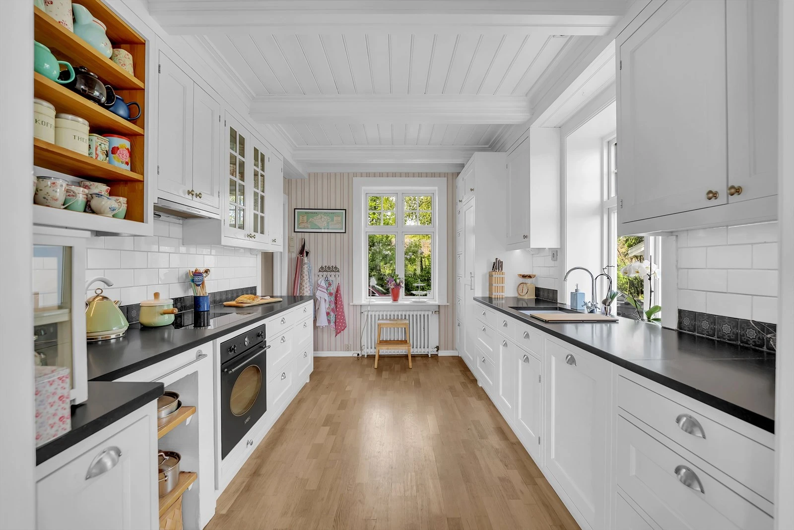 Lyst og romslig kjøkken med svært godt med skap- og benkeplass. Galleribilde