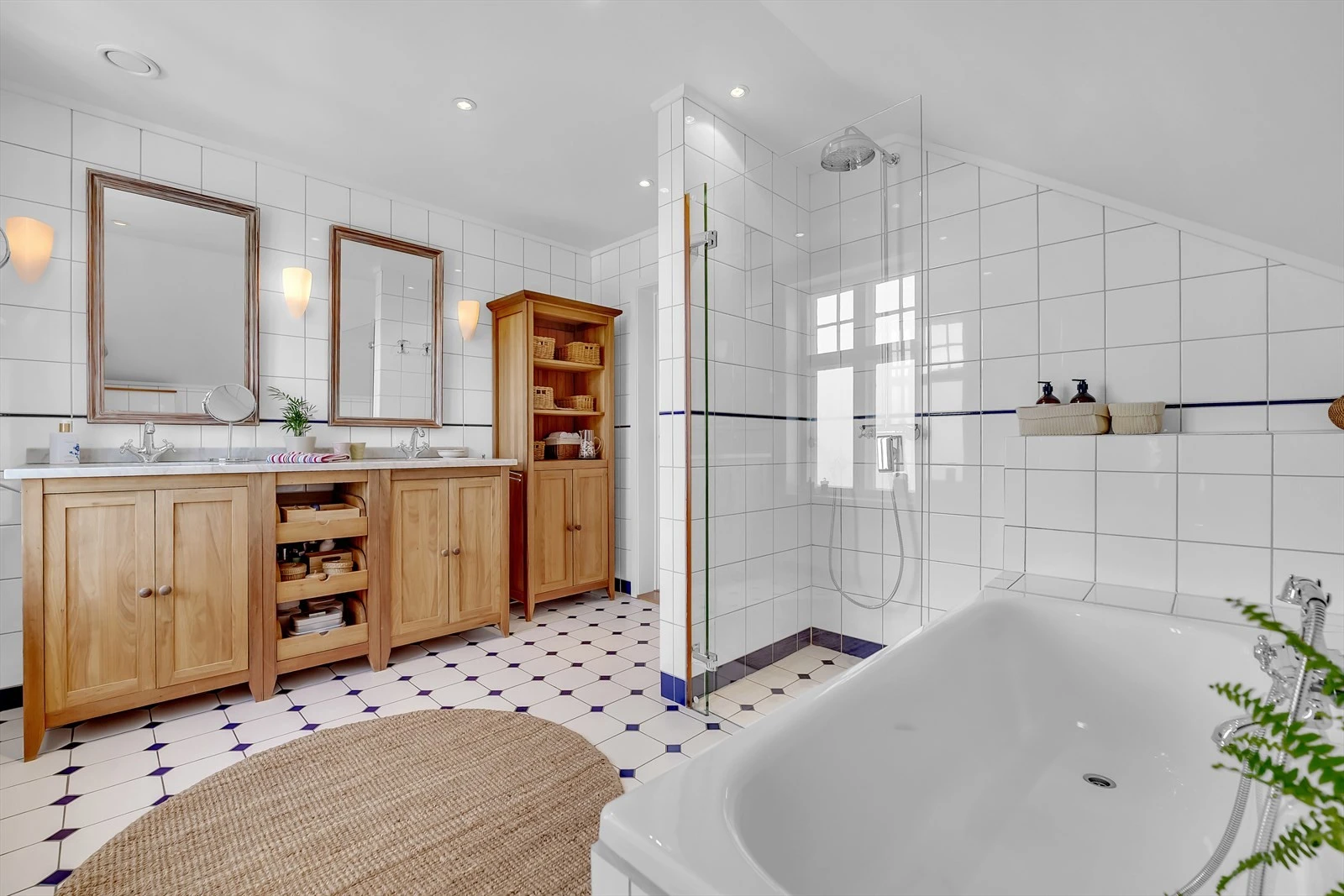 Godt med oppbevaringsplass på badet. Galleribilde