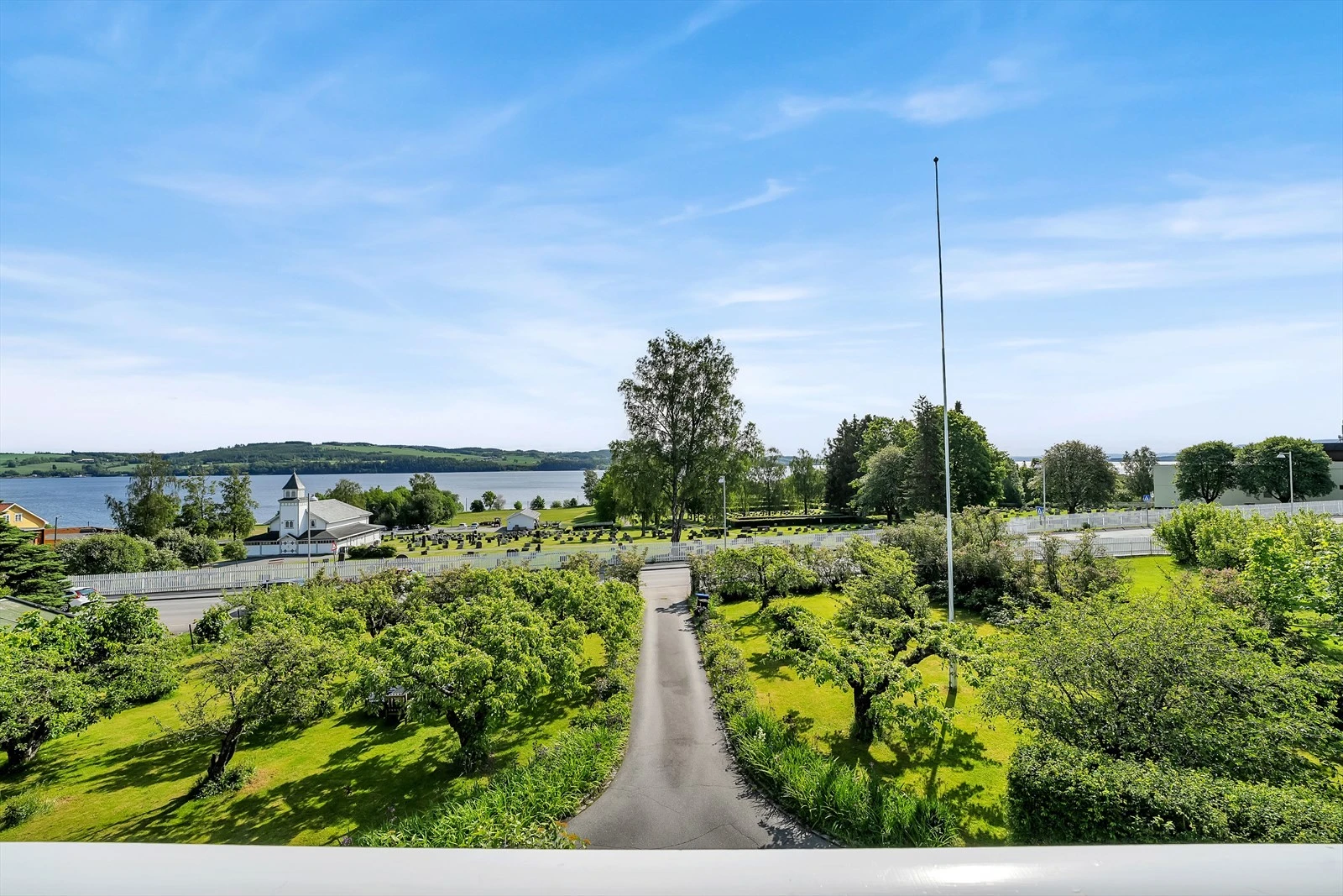 Fra eiendommen har du nydelig utsikt mot Mjøsa. Galleribilde