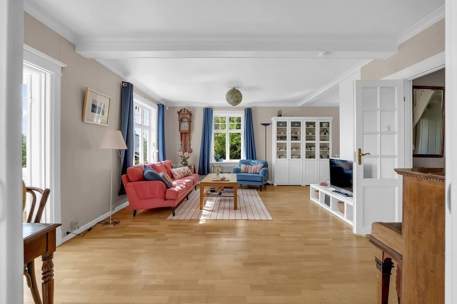 Store vindusflater gir mye lys og en god atmosfære. Galleribilde