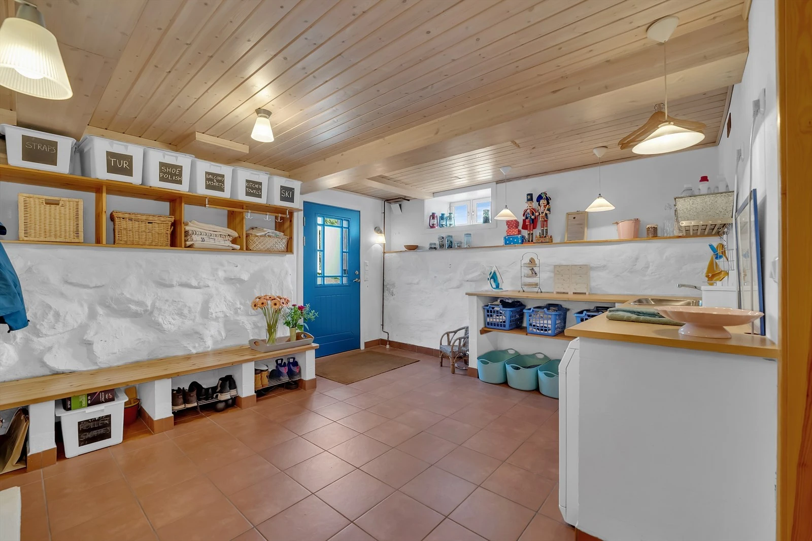 Det er egen inngang til boligens kjeller. Galleribilde