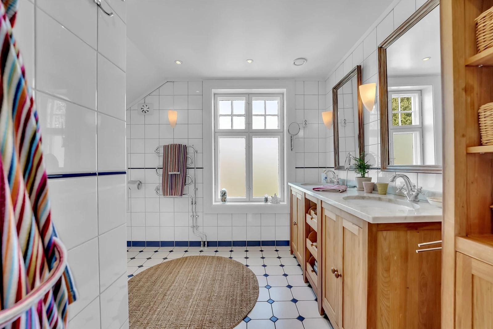 Stort bad i boligens 2. etasje. Galleribilde