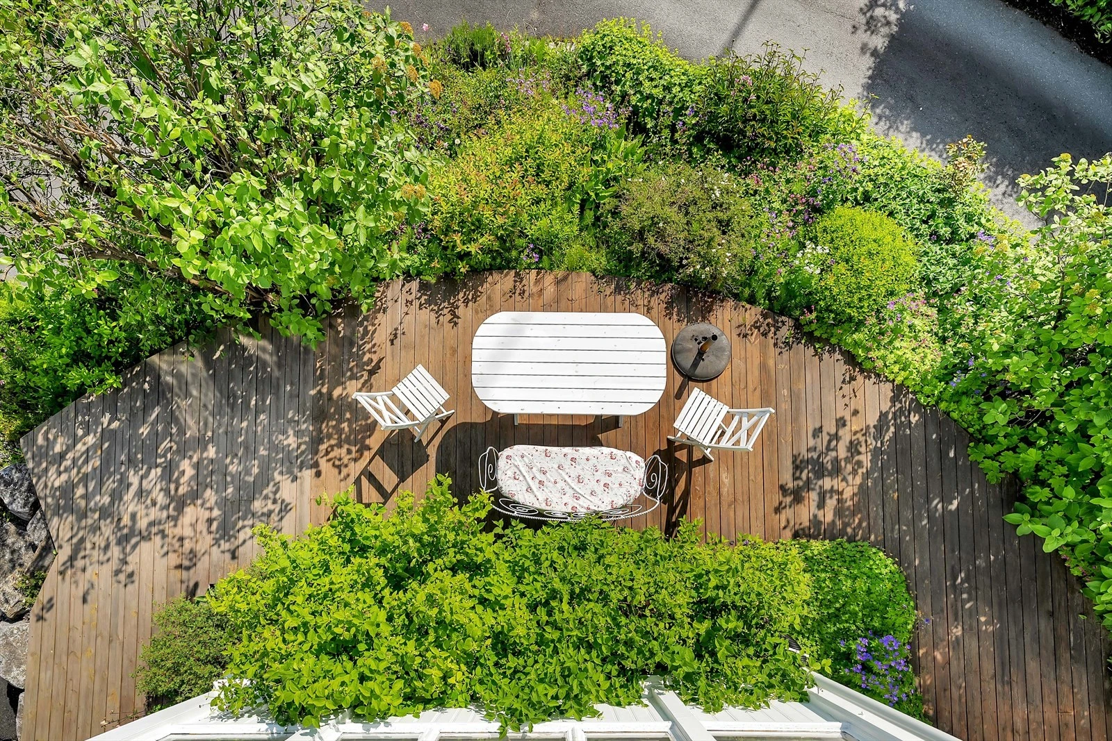 Eiendommen har flotte uteplasser opparbeidet rundt huset for strålende solforhold dagen igjennom. Galleribilde