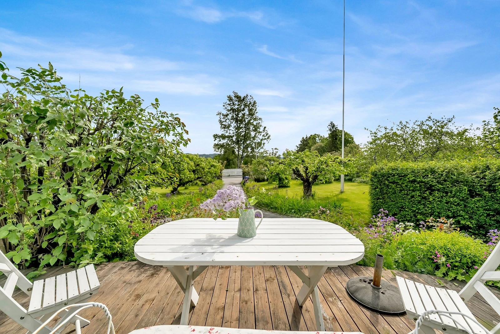 Her bor du tilbaketrukket og skjermet i idylliske og solrike omgivelser. Galleribilde