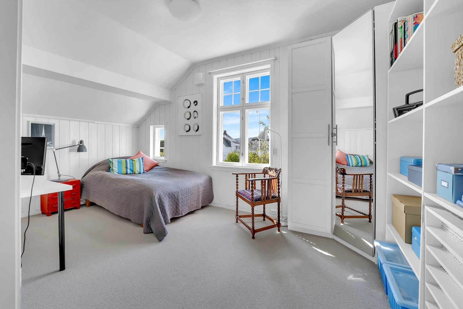 Soverom to med plass til dobbeltseng, skrivebord og stor garderobe. Galleribilde