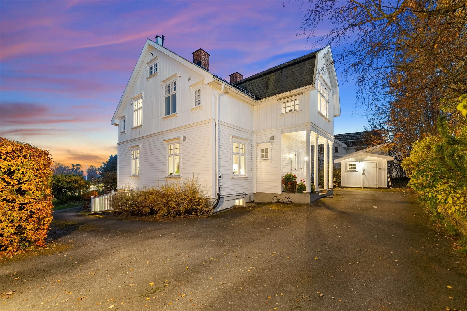 El-billader på veggen og egen adkomst til kjelleren med vaskerom. Galleribilde