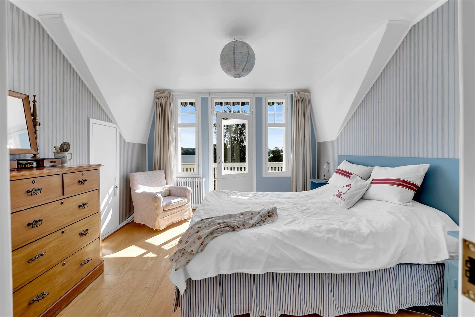 Lyst og innbydende hovedsoverom med utgang til balkong. Galleribilde