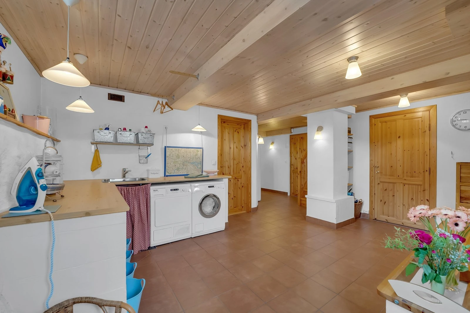 I kjeller er det opplegg for vaskemaskin og tørketrommel. Galleribilde