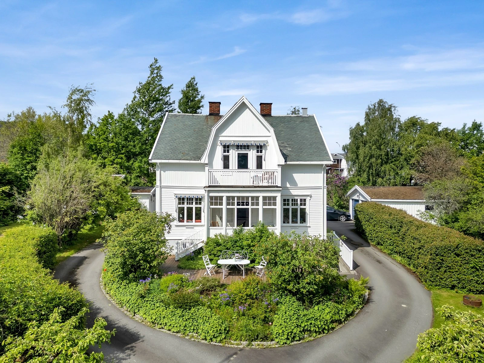 Boligen har asfaltert adkomst som strekker seg rundt hele boligen. Galleribilde