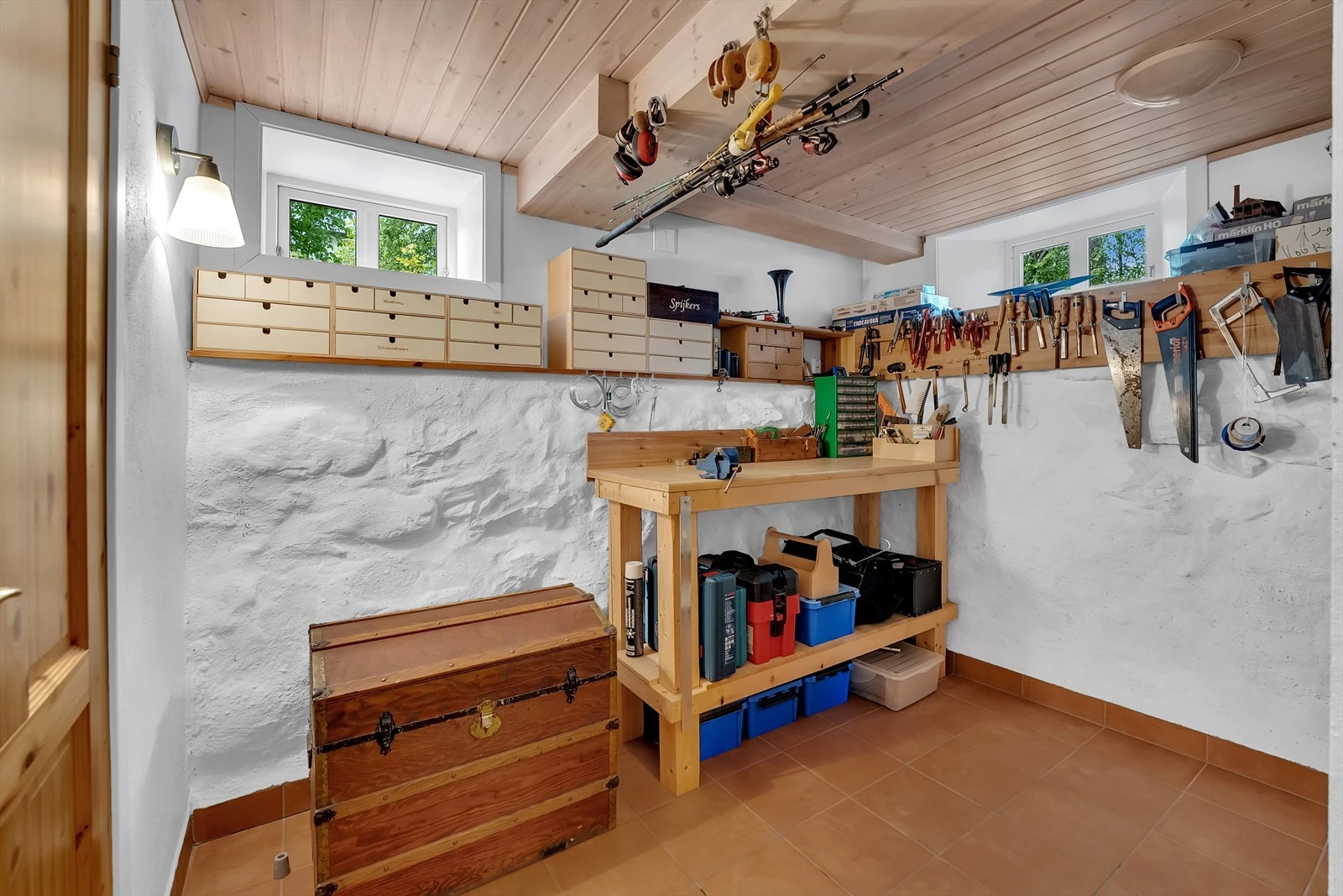 Praktisk bod/verksted i kjeller. Galleribilde