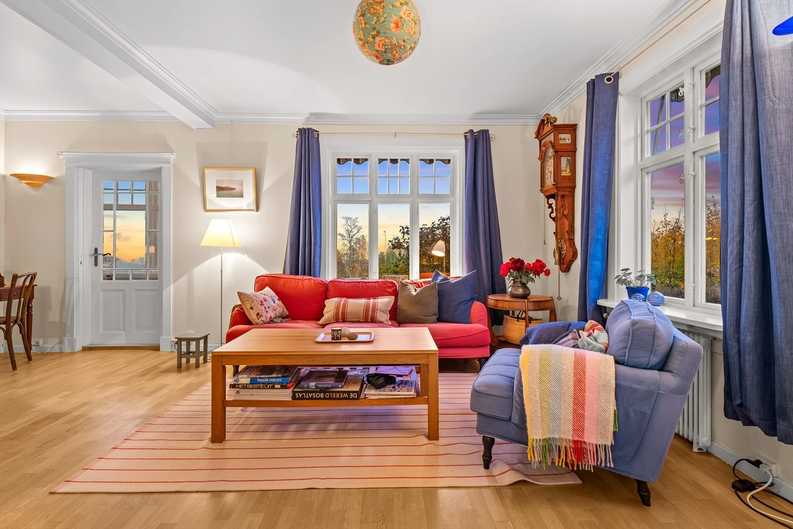 Koselig atmosfære i stuen kveldstid. Galleribilde