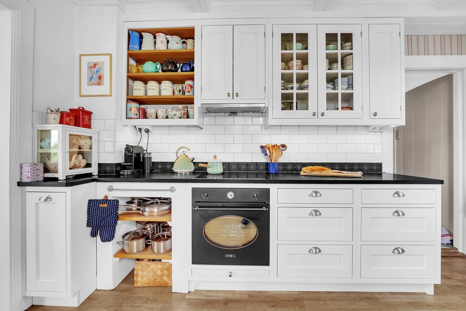 Klassisk kjøkkeninnredning med profilerte fronter og benkeplate i stein/kompositt. Galleribilde