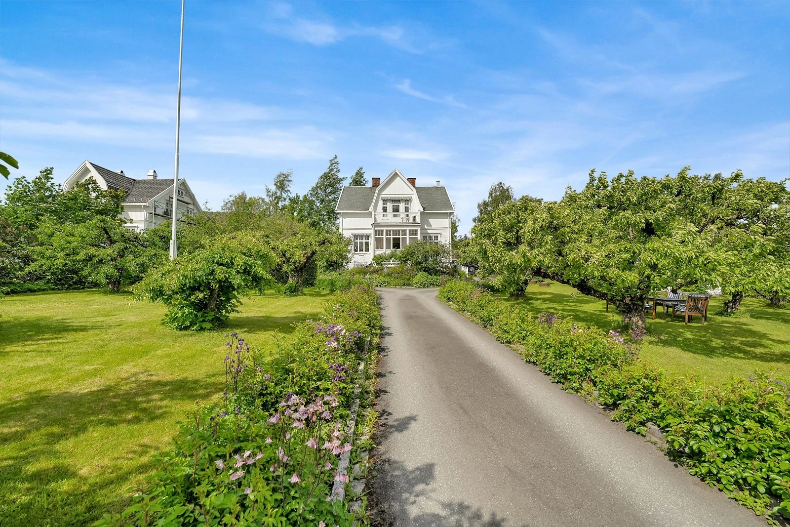 Asfaltert innkjørsel opp til boligen. Galleribilde