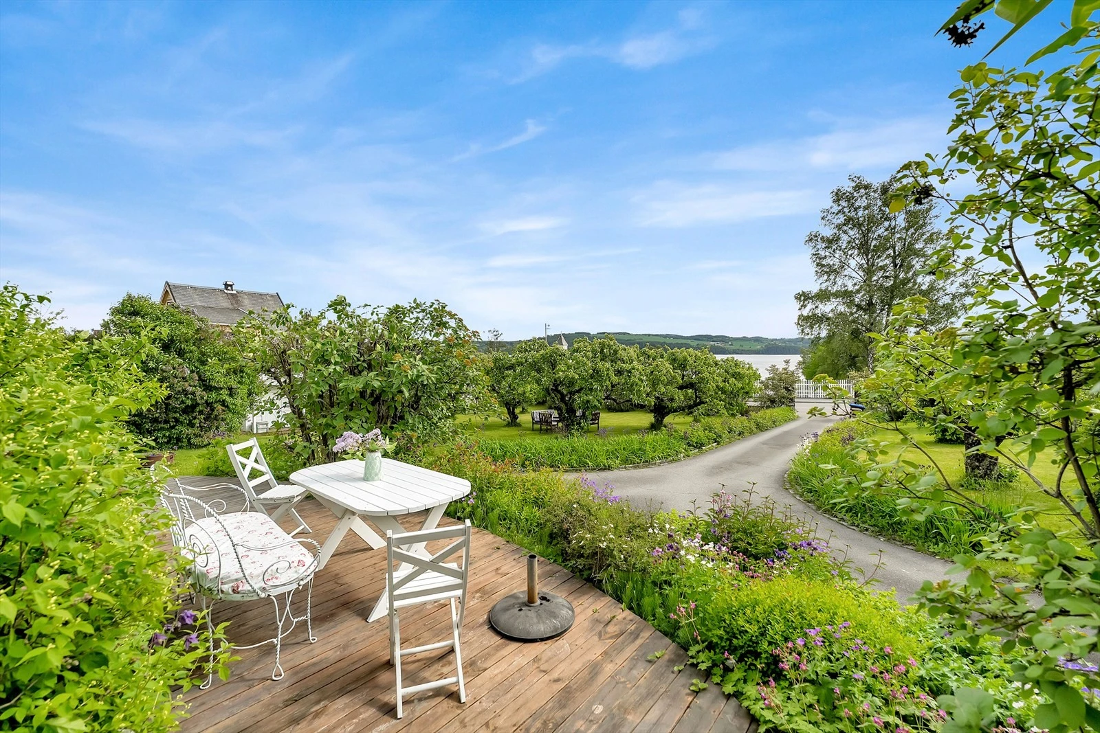 Fra uteplassen er det flott utsikt. Galleribilde