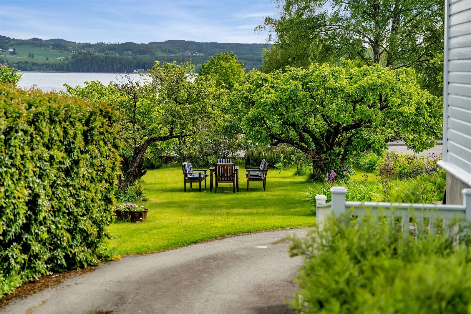 Den store tomten har flere flotte uteplasser. Galleribilde