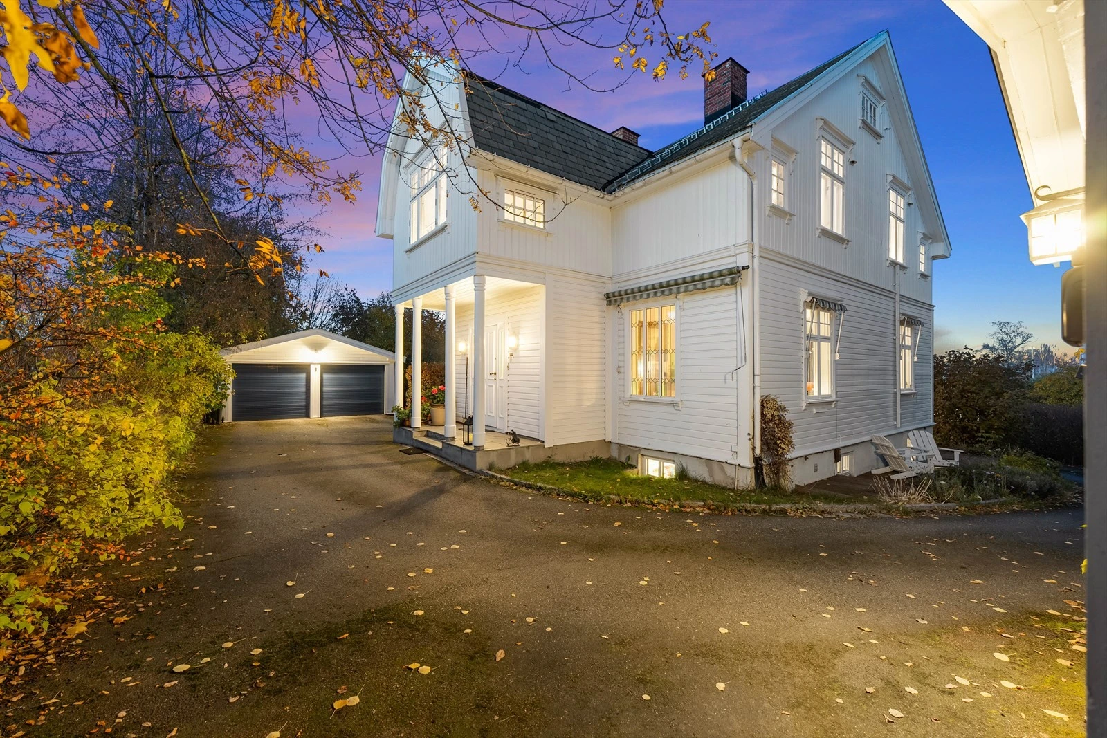 Dobbel garasje og godt med biloppstillingsplasser. Galleribilde