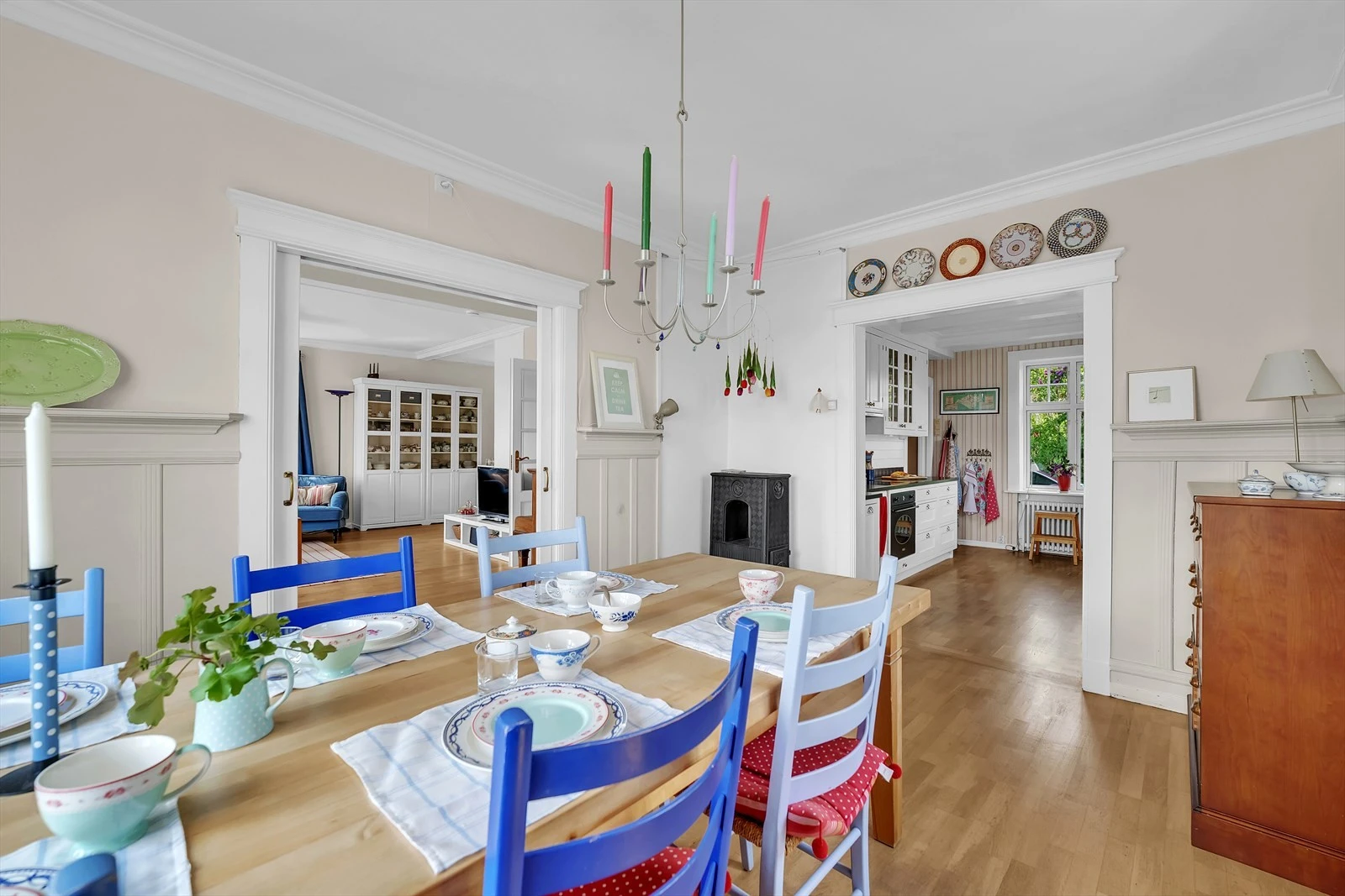 Varmende kamin i spisestuen. Galleribilde