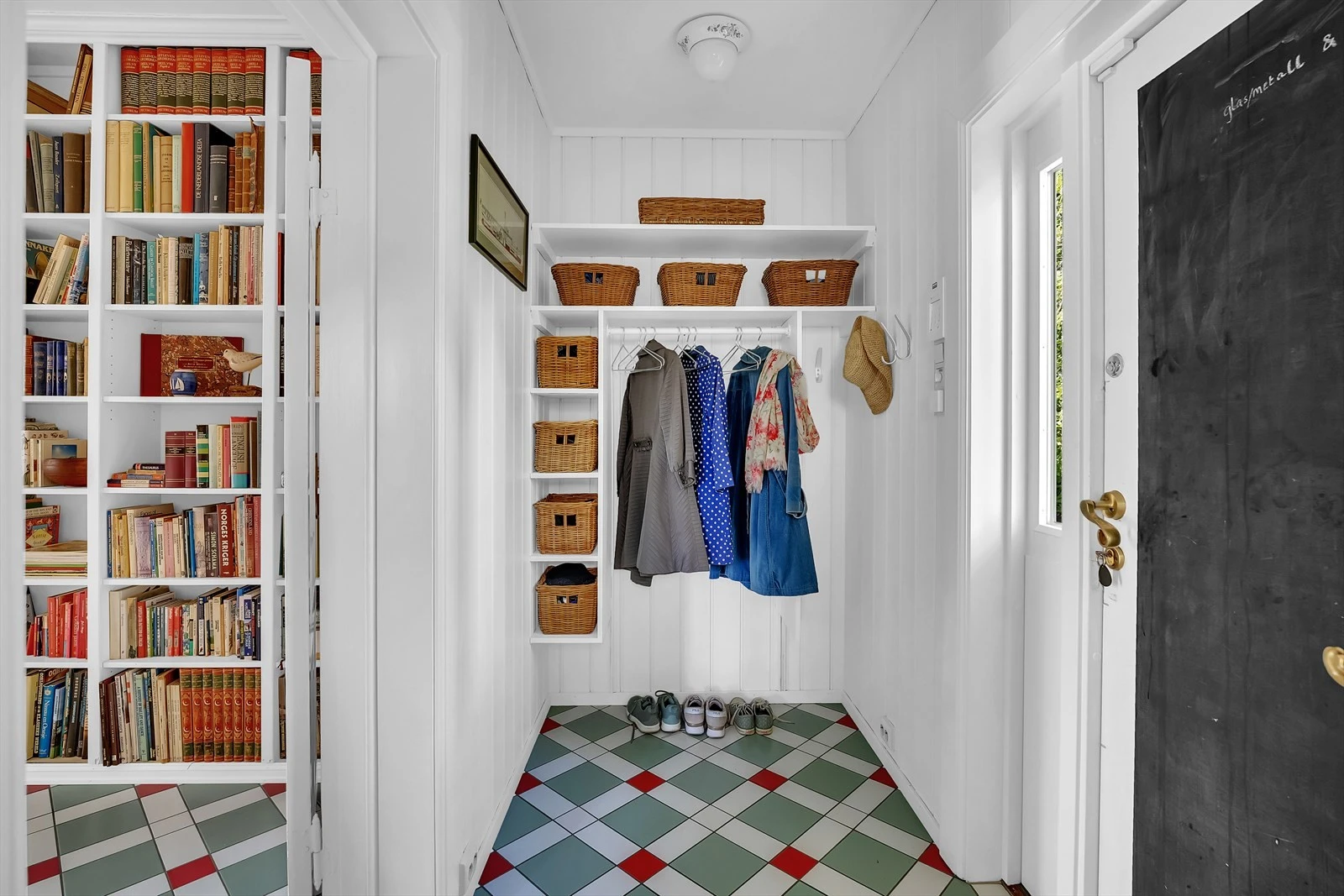 Entré med plass til oppheng av yttertøy og sko. Galleribilde