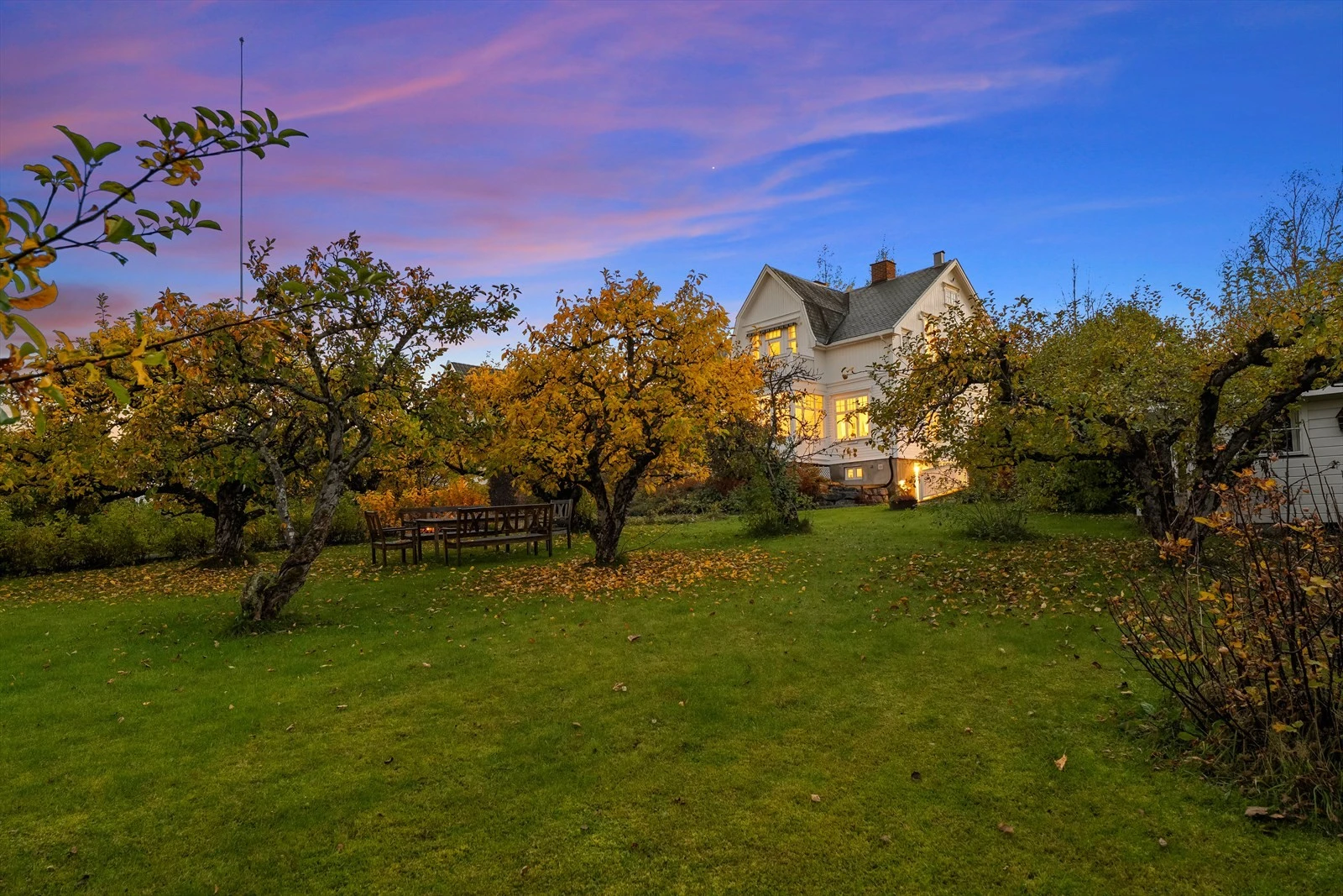 Den store tomten er på nesten 2 mål og er pent opparbeidet med frukttrær, bærbusker, blomster og grøntområder. Galleribilde