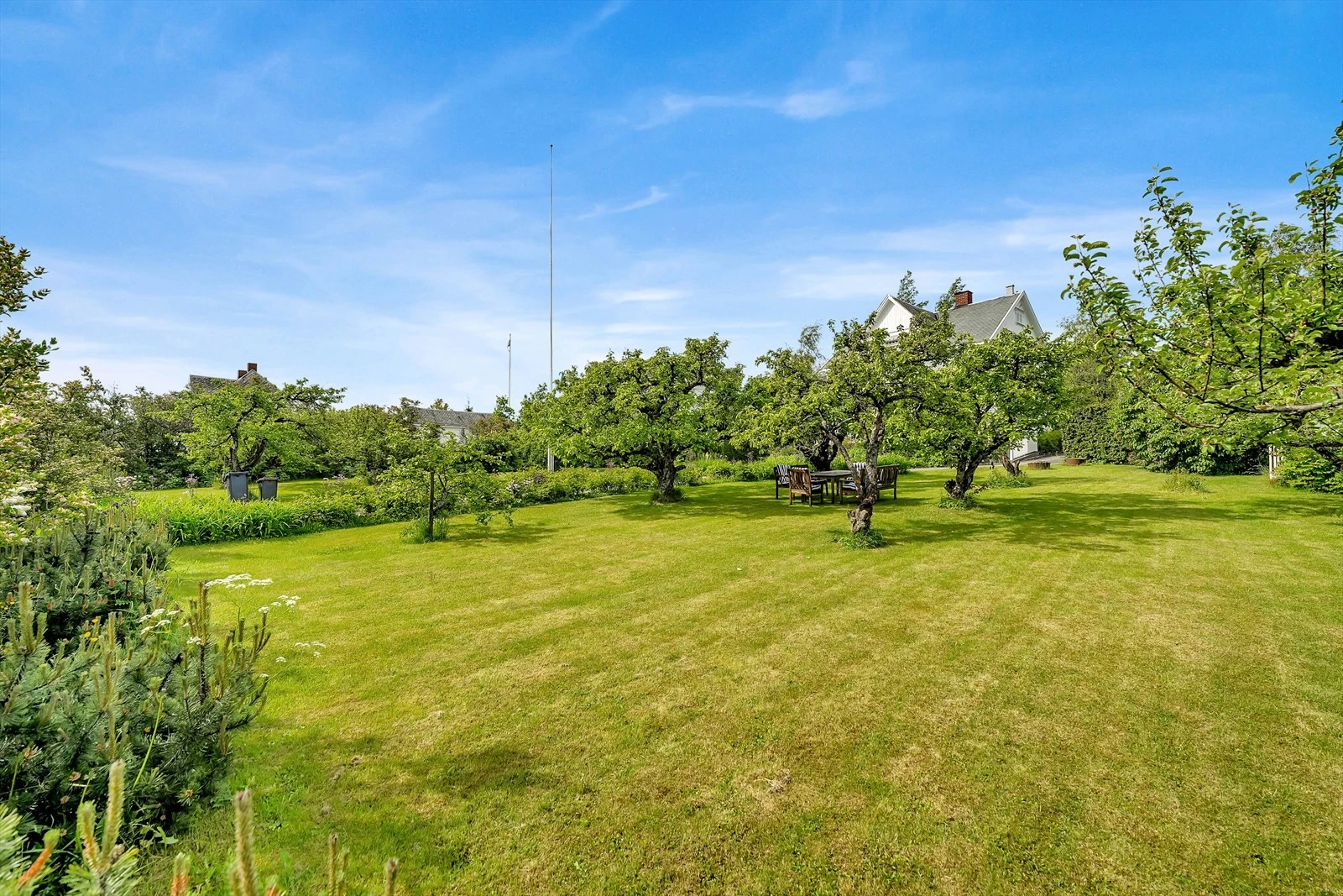 Den store hagen har masse boltreplass for liten og stor. Galleribilde