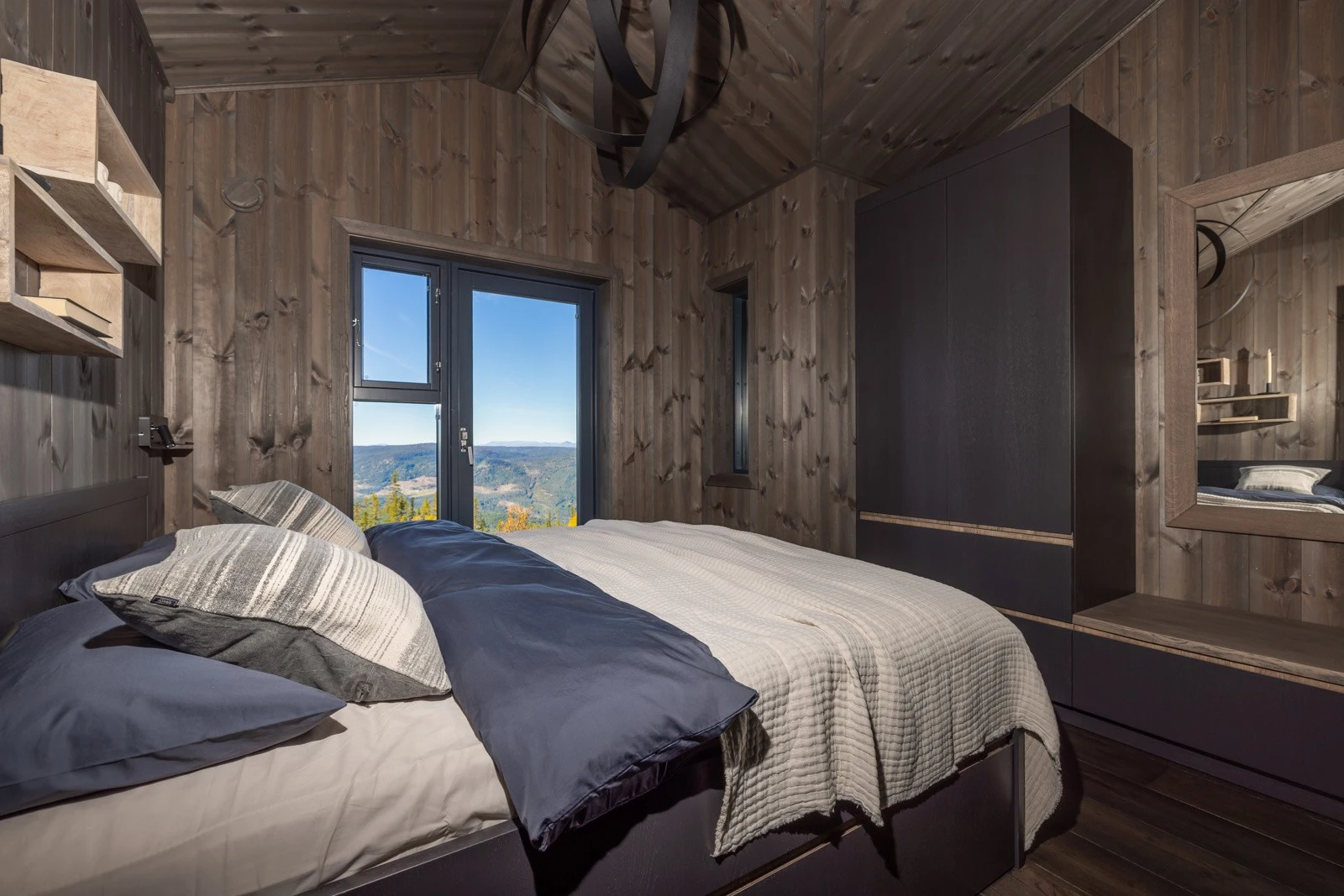 Egen utgang til verandaen med jacuzzi og langstrakt panoramautsikt Galleribilde