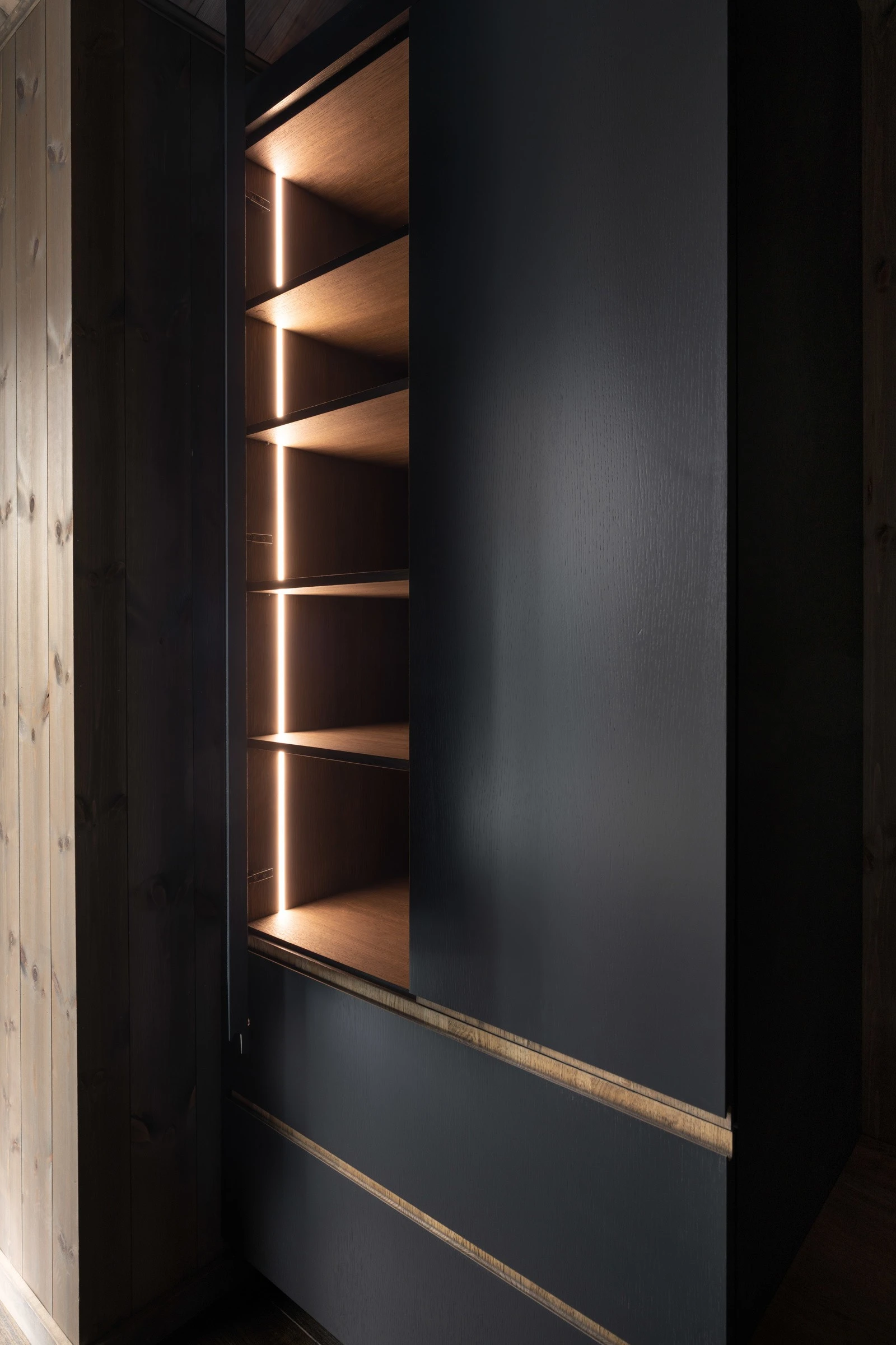 Hytten blir levert med plassbygde senger og garderobeskap fra MBA Møbler med integrerte ledlys Galleribilde