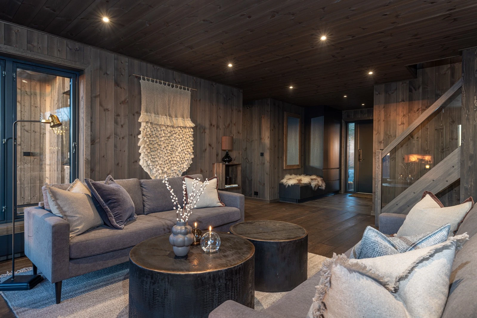 Sorte spotter og downlights i himlingen, samt sorte varmeovner Galleribilde