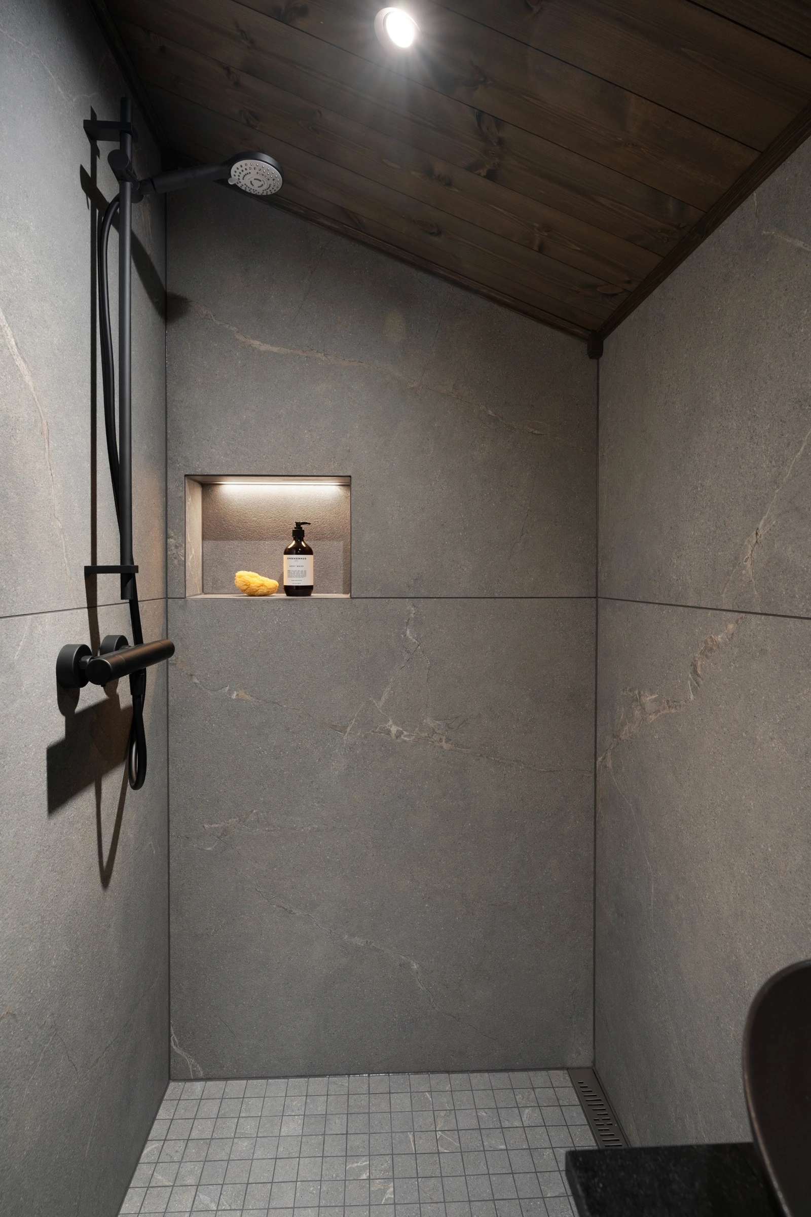 Eksklusive materialvalg med 120x120cm fliser og sorte detaljer Galleribilde