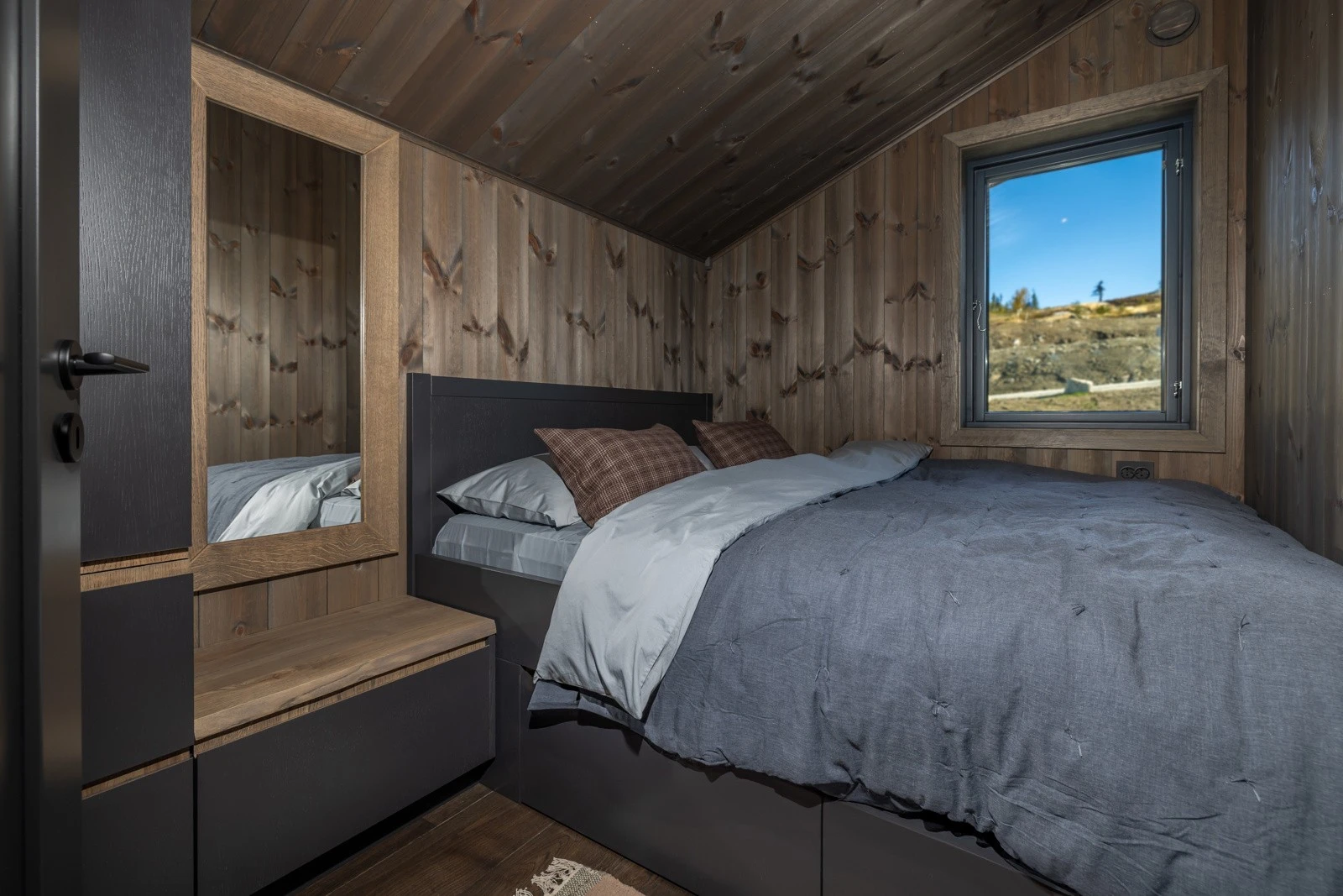 Soverom 4 er møblert med dobbeltseng og garderobeskap Galleribilde