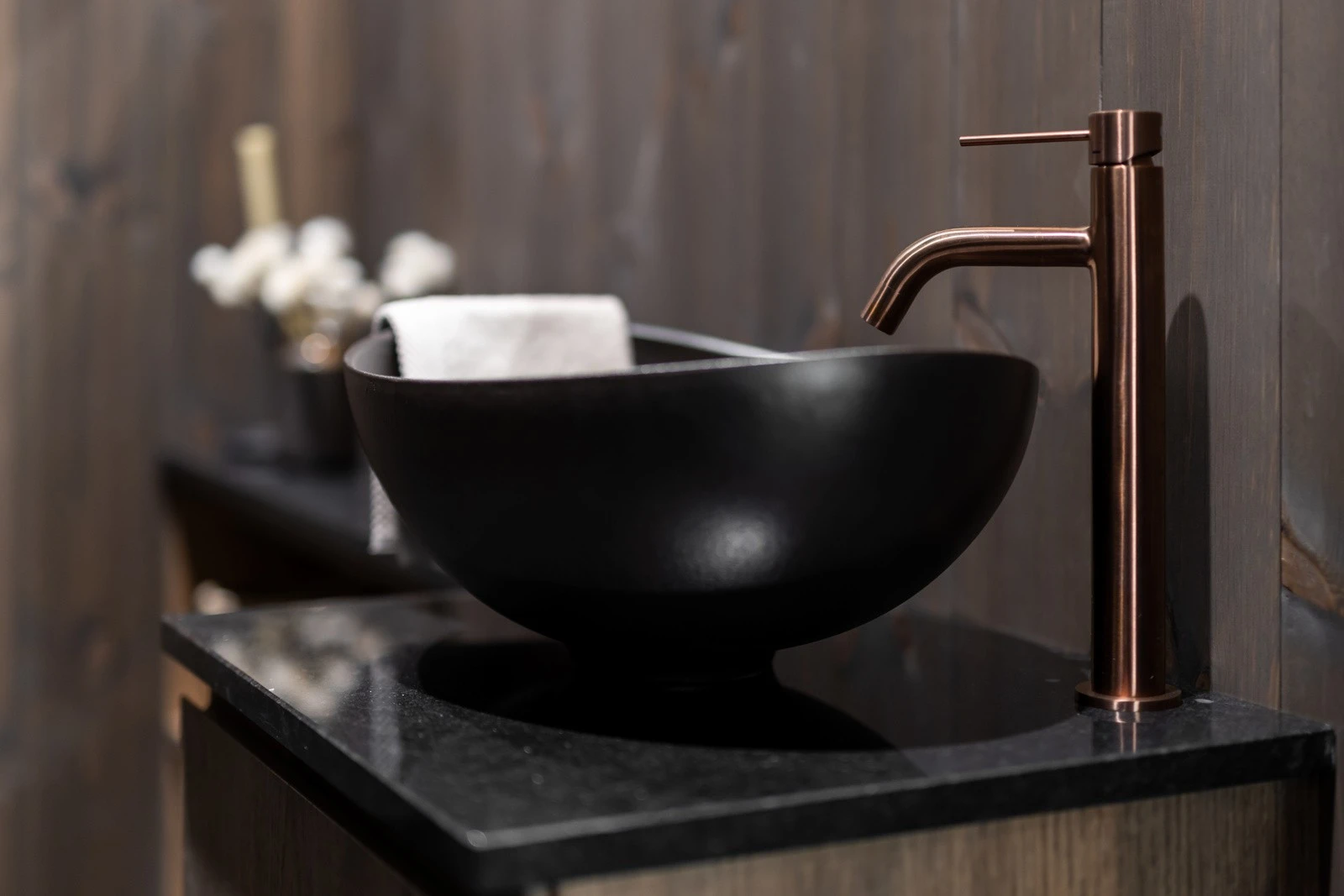 Bronsearmatur, stein benkeplate og heltre innredning Galleribilde