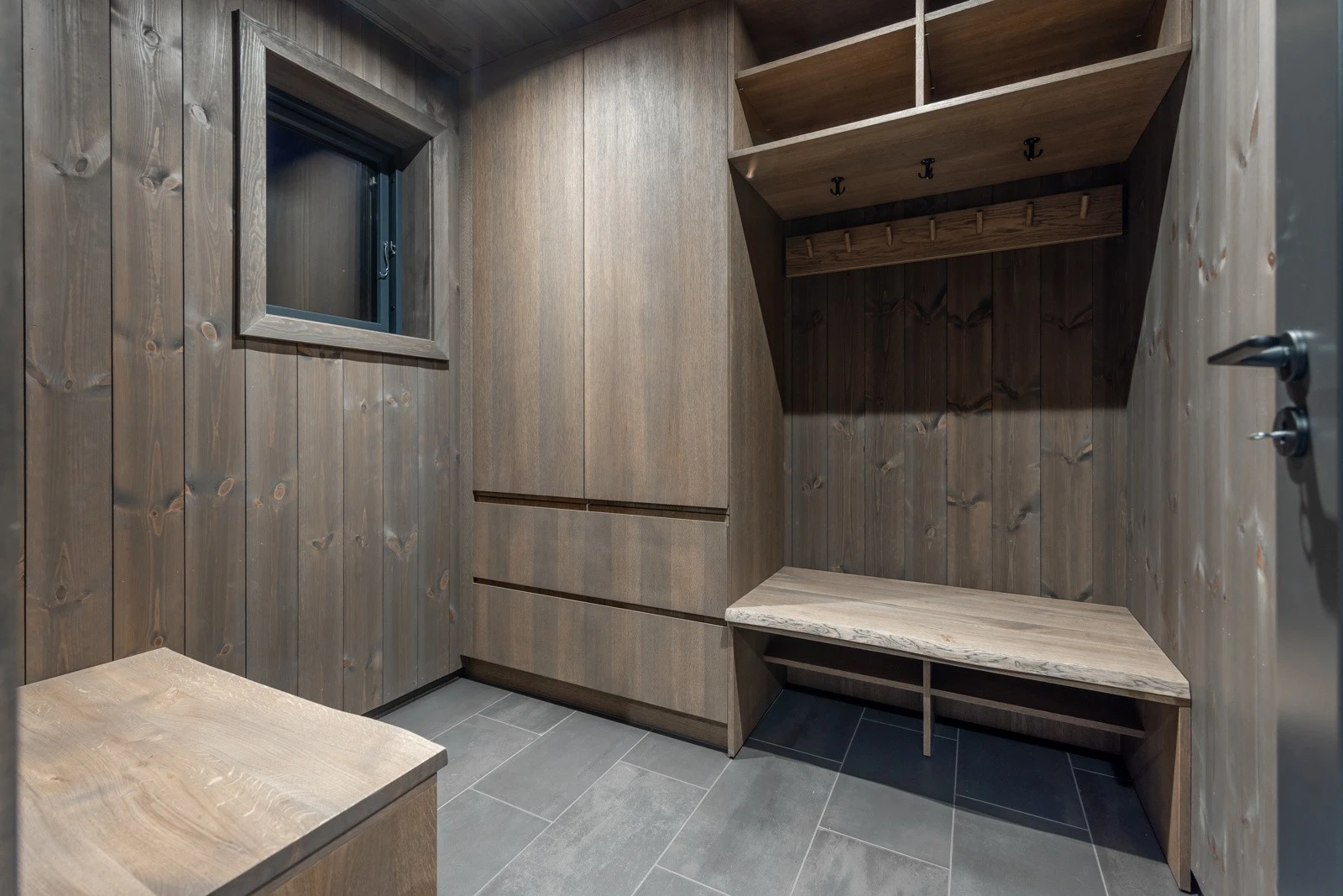 Praktisk omkledningsrom - også her med plassbygd garderobeskap fra MBA Møbler. Alle møblene her egen profil utviklet for MWC med heltre eik og laminert eik, samt delvis malt / osmo-behandlet Galleribilde