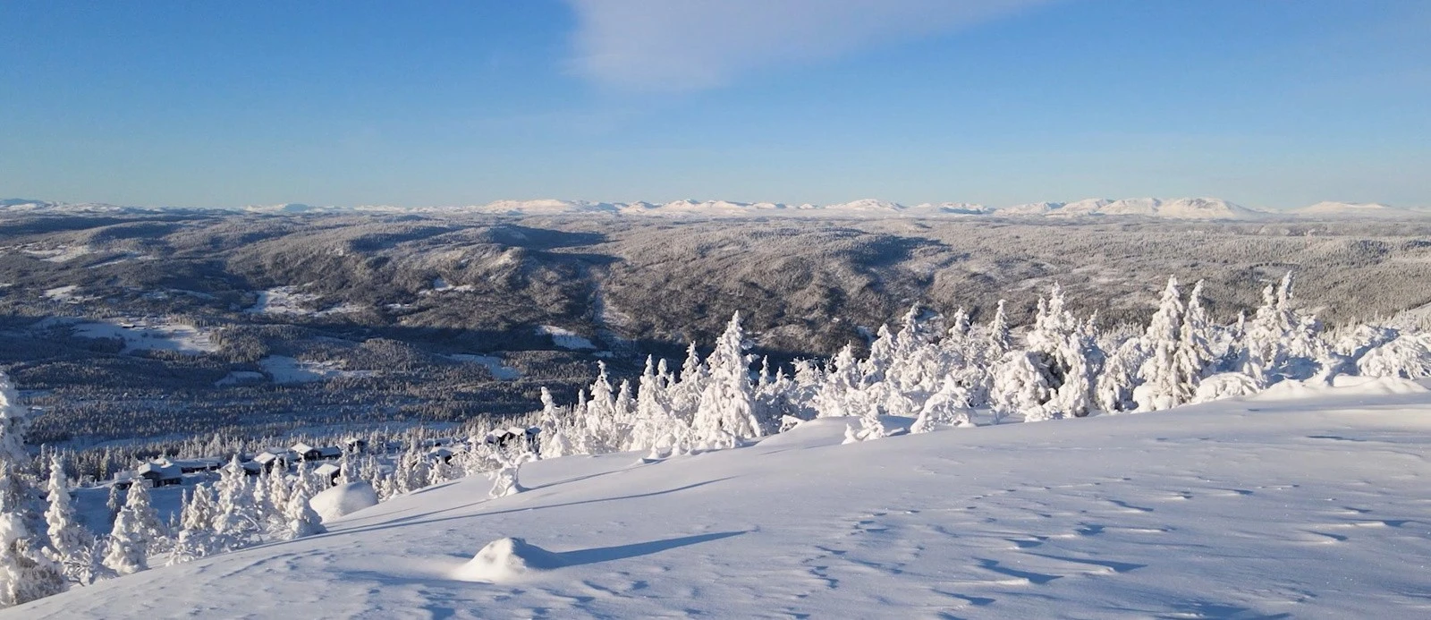 Helårshytte med aktiviteter for store og små til alle årstider. Her et bilde opp mot toppen Syningen, et utsiktspunkt og nærturmål, ca 700 meter fra hytta Galleribilde