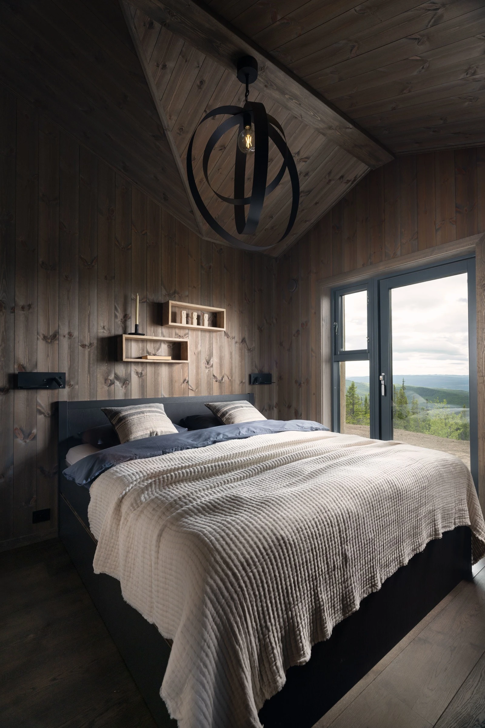 Hovedsoverommet er av generøs størrelse med en lun atmosfære Galleribilde