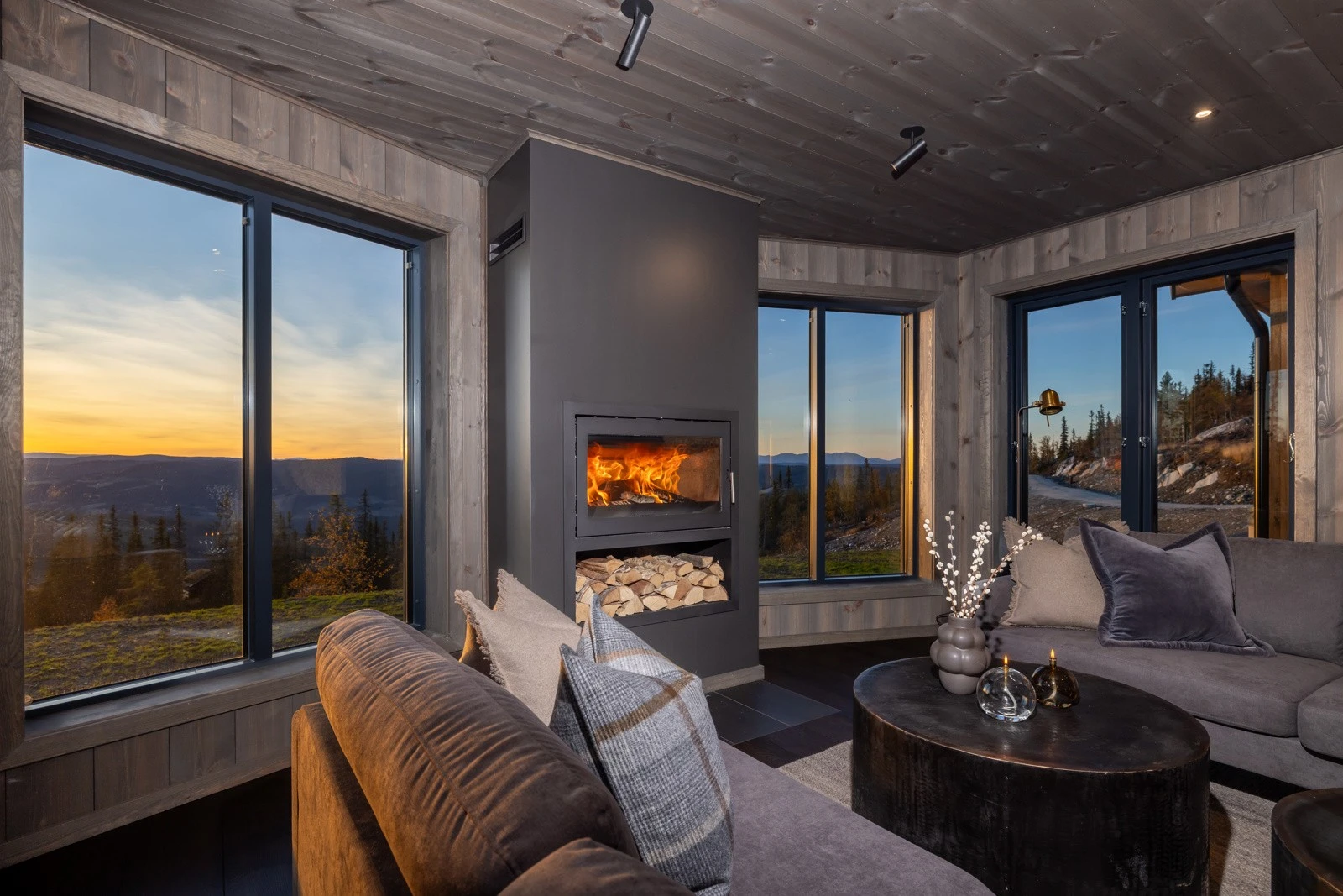 Hytten er utstyrt med smartsystem for varme- og lysregulering som styres via Plejd Galleribilde