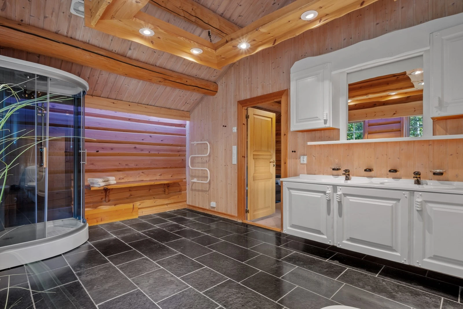 Badet oppe har god størrelse på hele 13,5 kvm - med badstue, varmekabler og stort dusjkabinett. Galleribilde