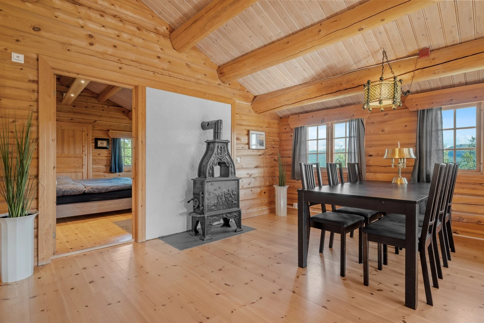 På den ene enden av hytten, ligger det to romslige soverom - vegg i vegg. Galleribilde