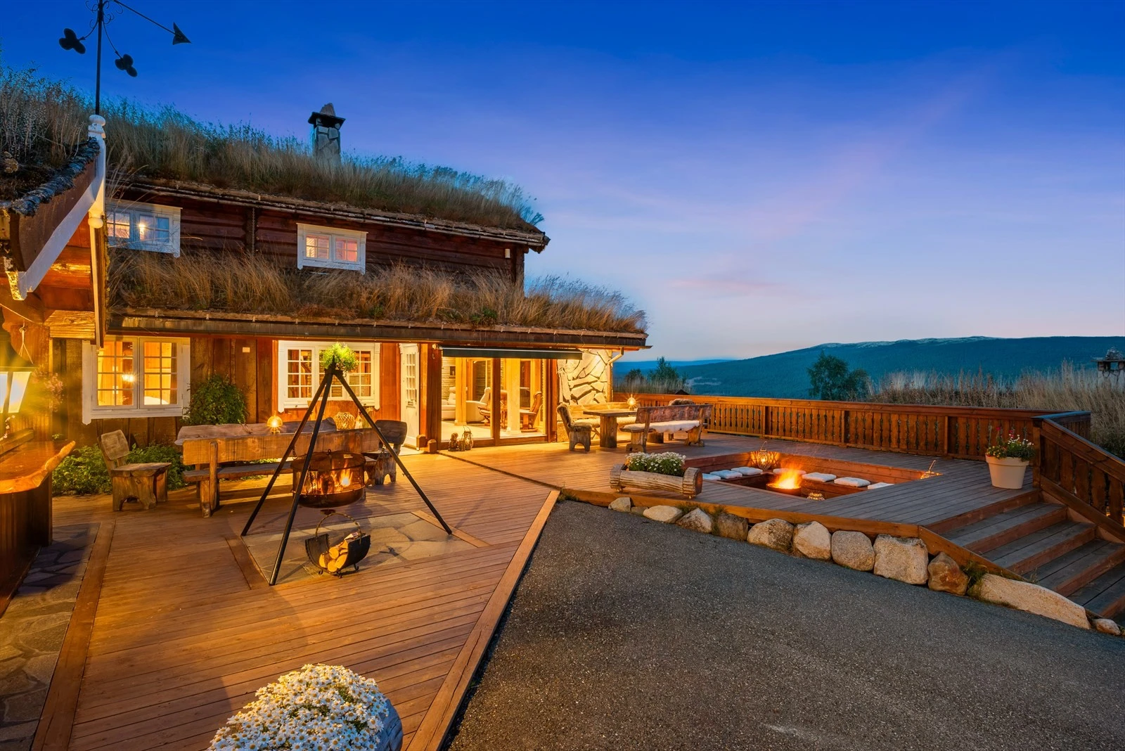 Terrassen rundt hovedhytta har et samlet areal på ca. 130 kvm. Galleribilde