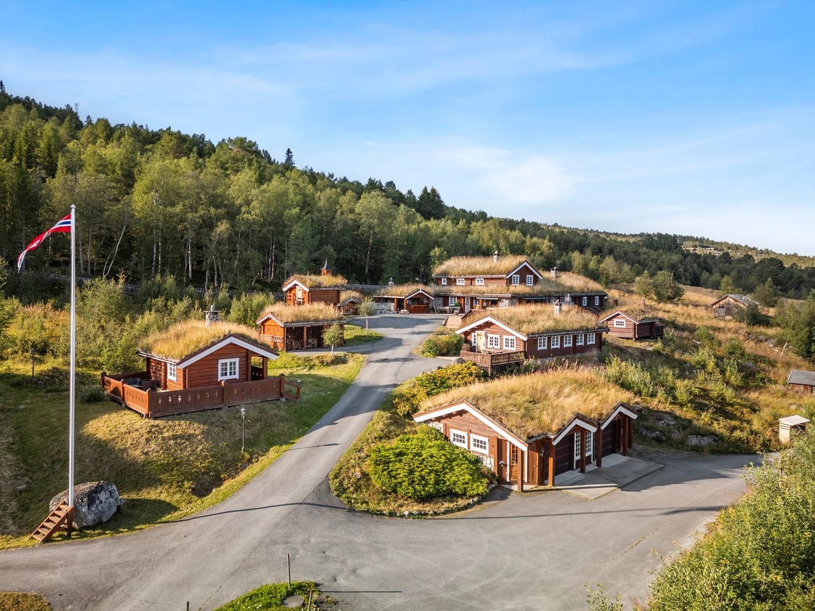 Beliggenheten er prima, tilrettelagt for aktive feriedager med fiskevann, toppturer, langrenn og alpinkjøring. Galleribilde