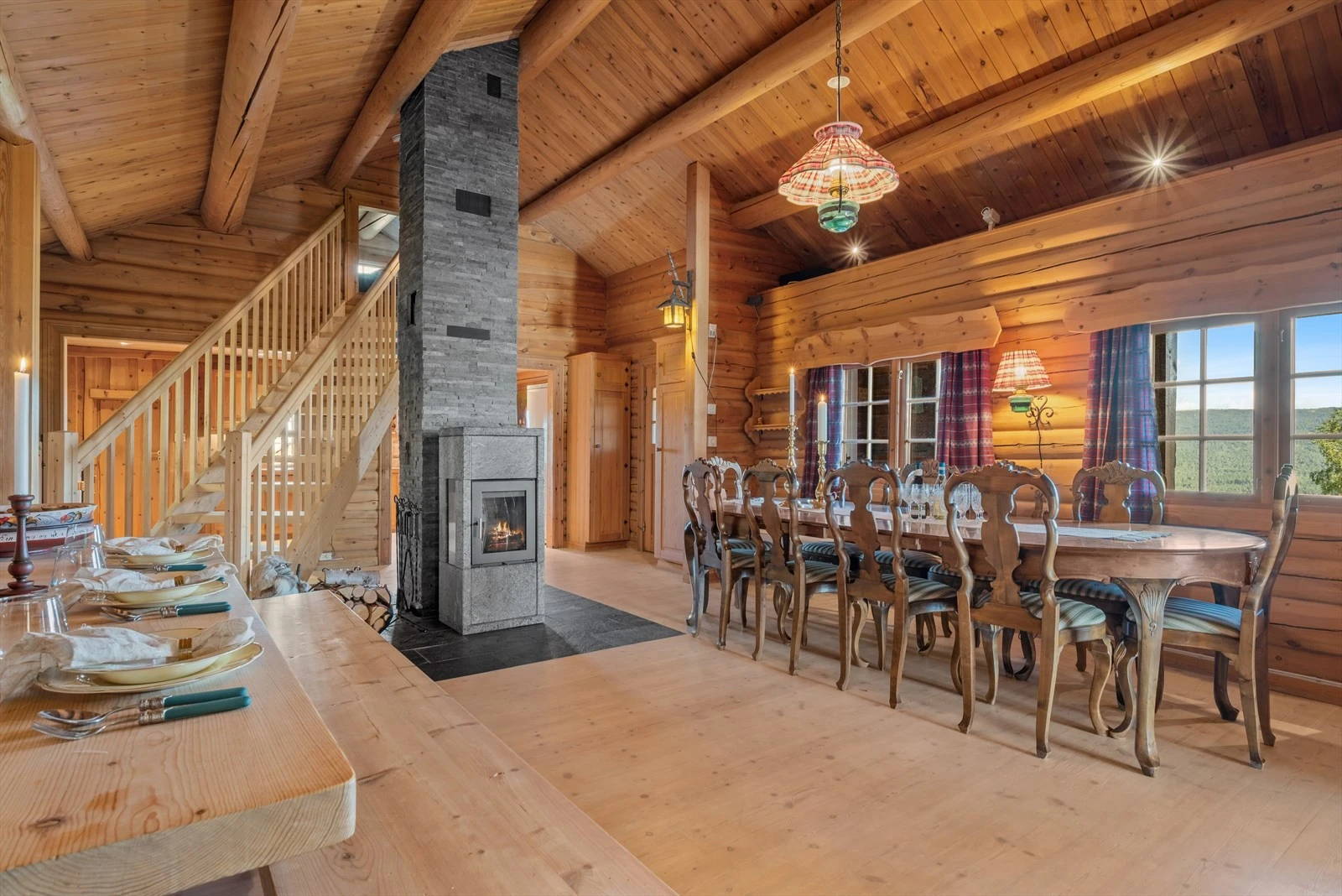 Den ene stuen er en flott spisestue, i delvis åpen løsning med kjøkkenet. Galleribilde