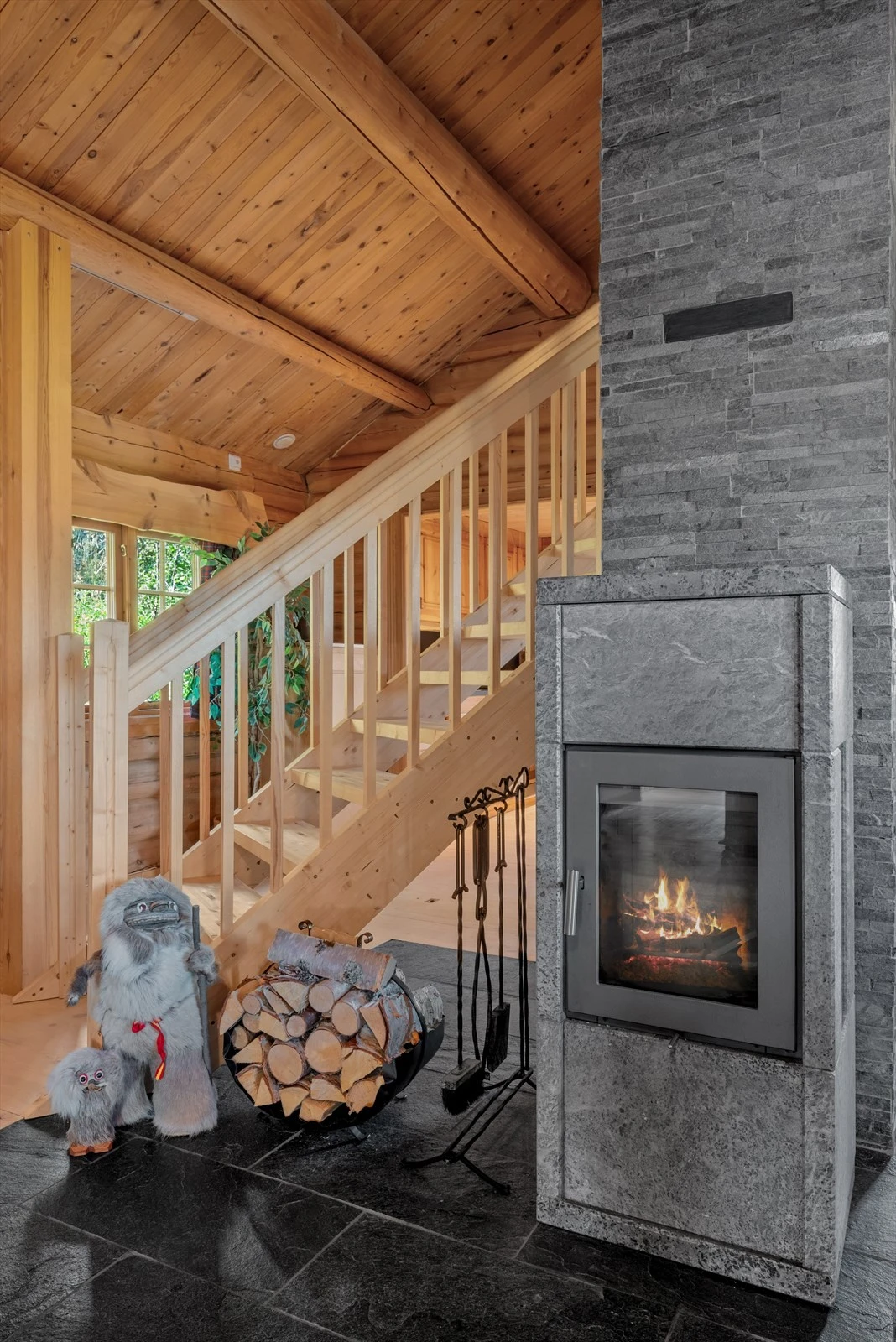 Midt i rommet har spisestuen en klebersteinsovn og en stor pipe med dekorstein - et blikkfang i seg selv. Galleribilde