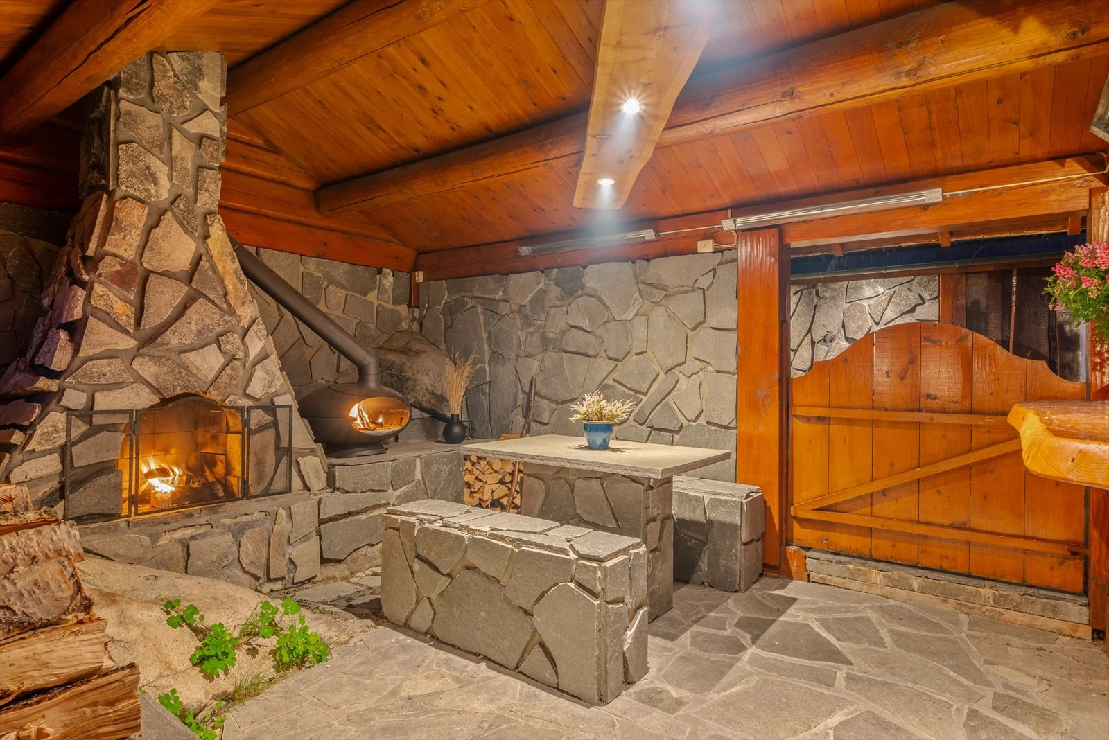 Grillhuset har utepeis, pizzaovn og en sittegruppe kledd i skifer. Galleribilde