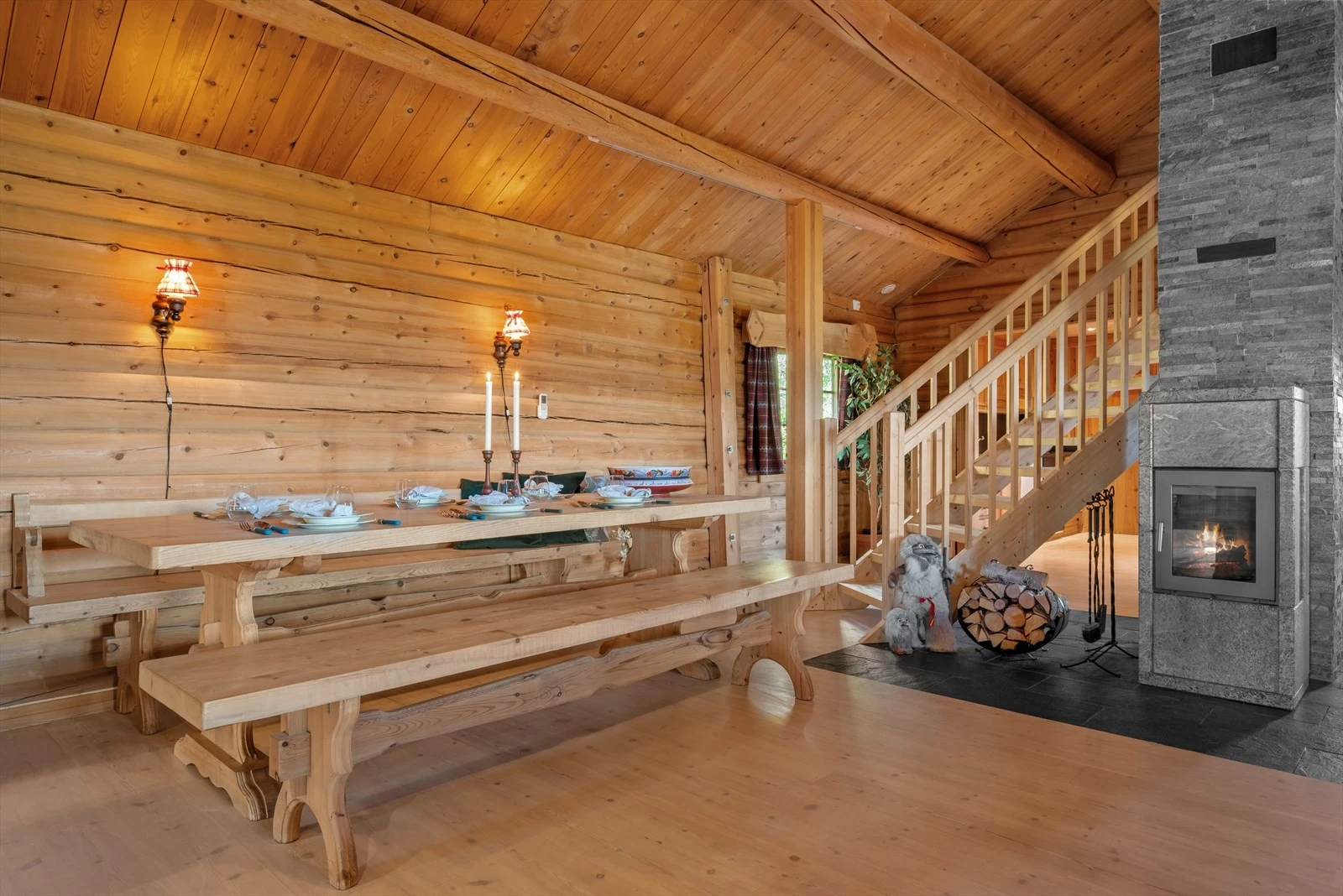 Spisestuen har plass til to langbord, og passer utmerket for store middager, juleselskaper og andre tilstelninger. Galleribilde